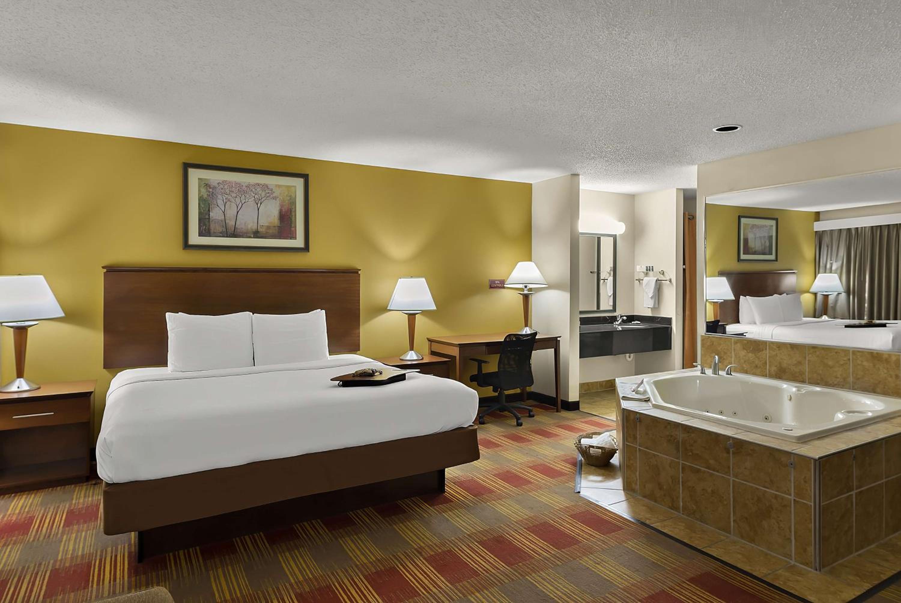 Large King Suite with Spa Bath and Pool View - Non-Smoking - Photo 1