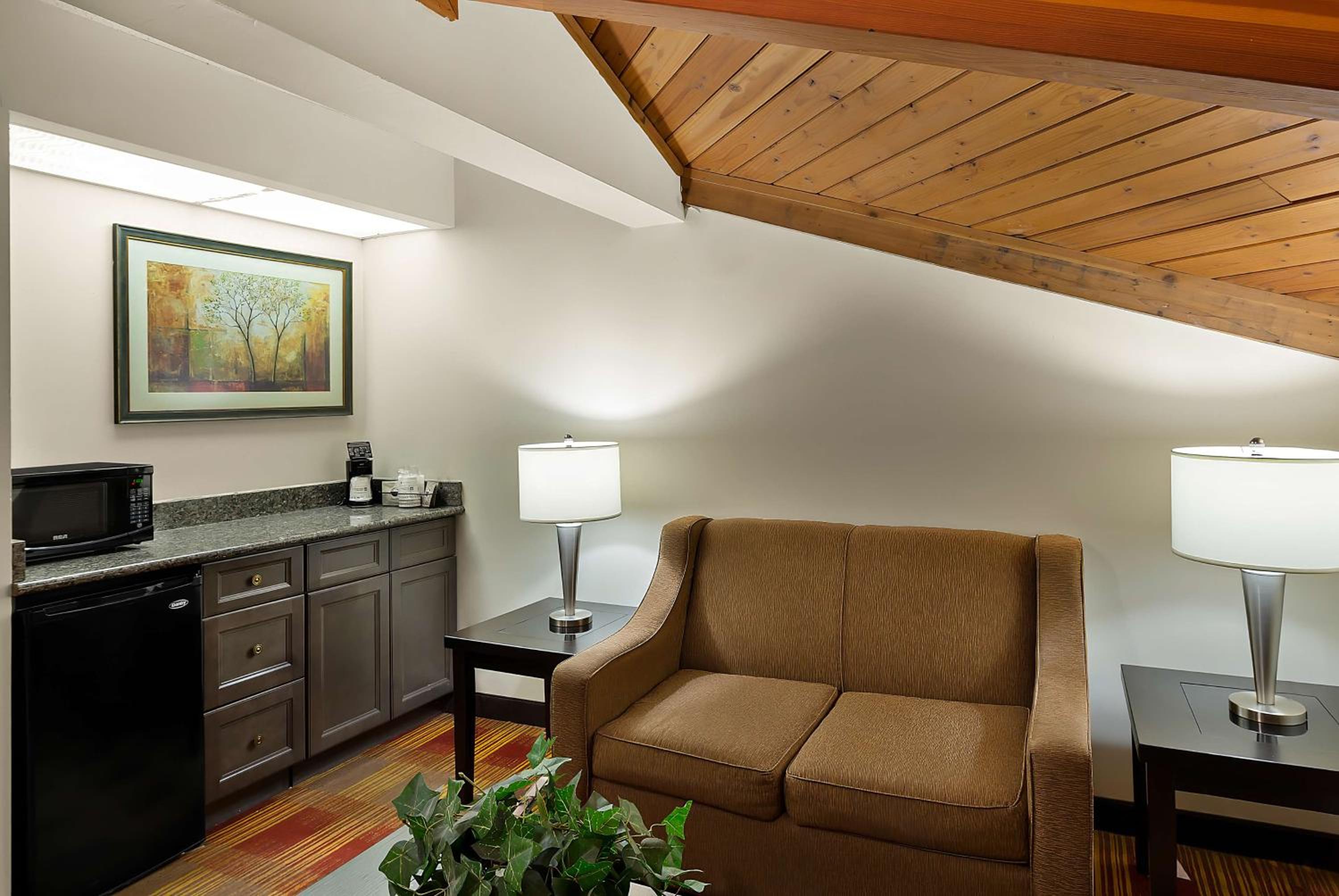 King Suite with Spa Bath - Pool View - Non Smoking - Photo 10