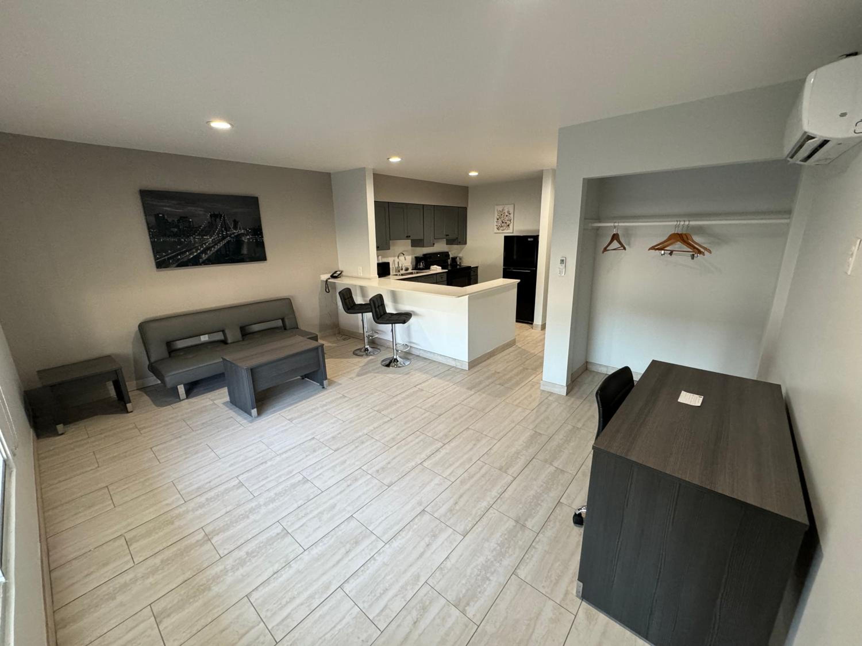 King Room - Non-Smoking photo 2