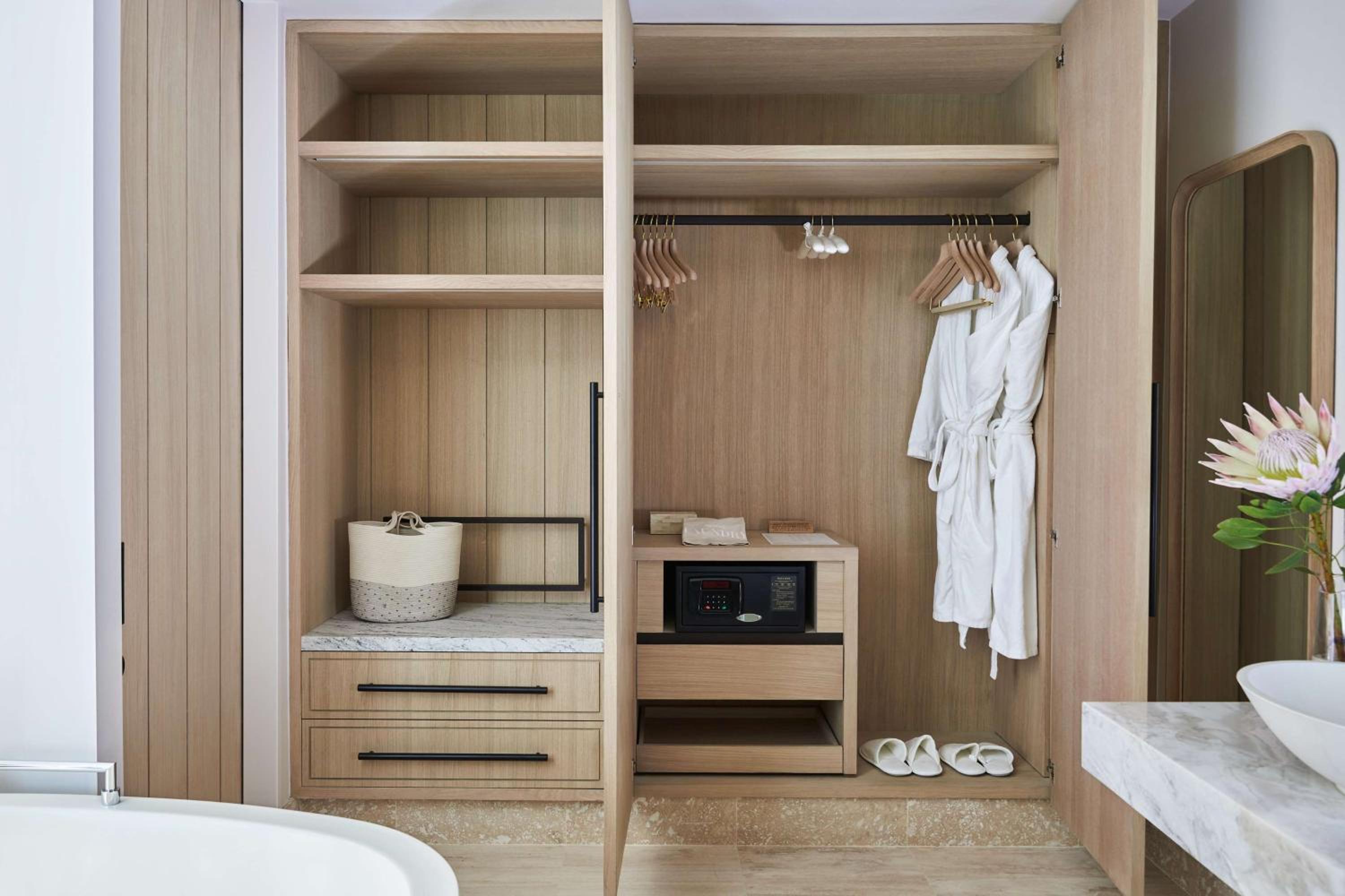 Marina Queen Room With One Queen Bed (non Smoking)