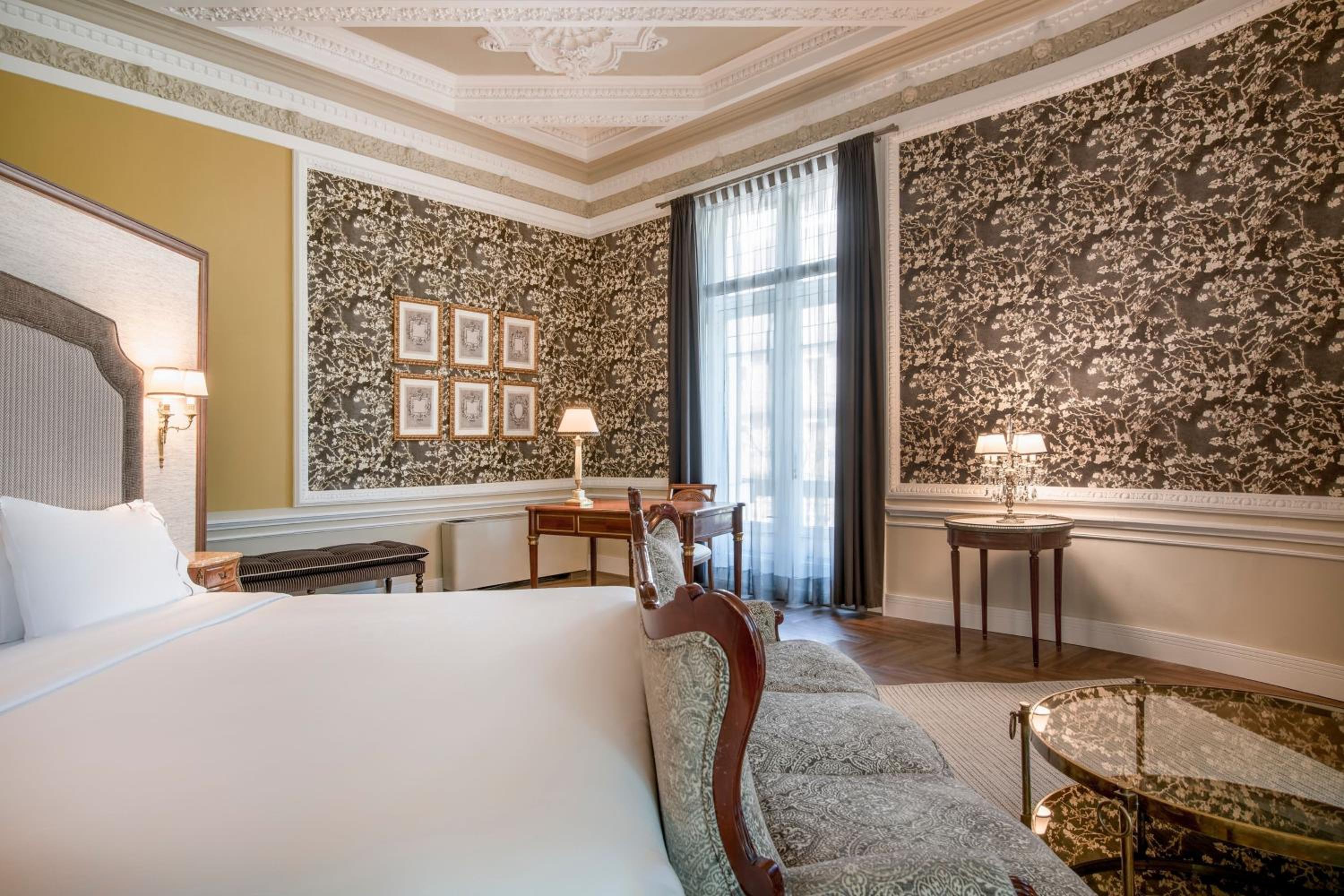 Corner King Suite with Park View