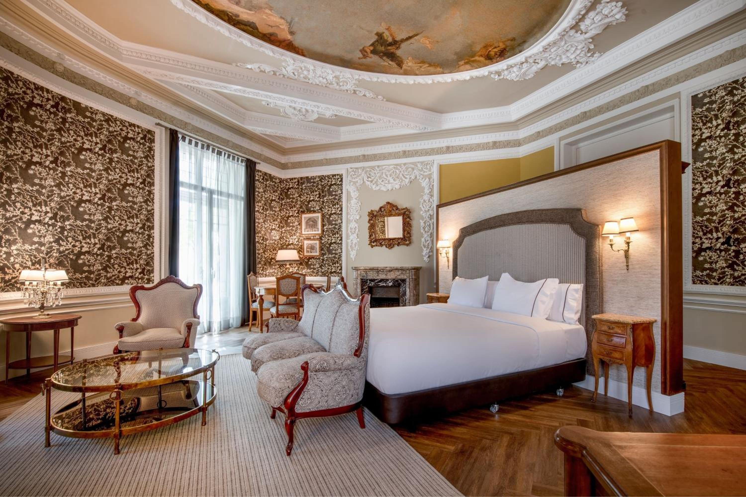 Corner King Suite with Park View