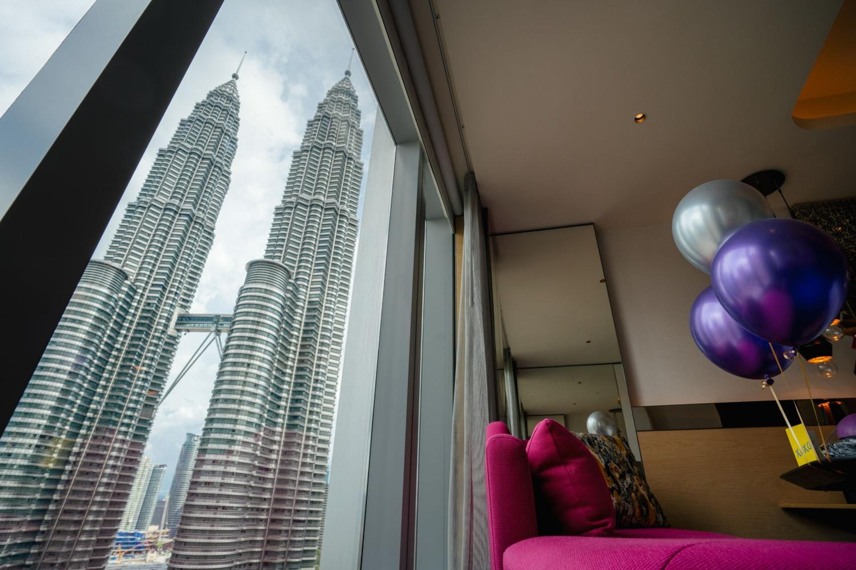 Supreme, Suite, 1 King, Twin Towers view