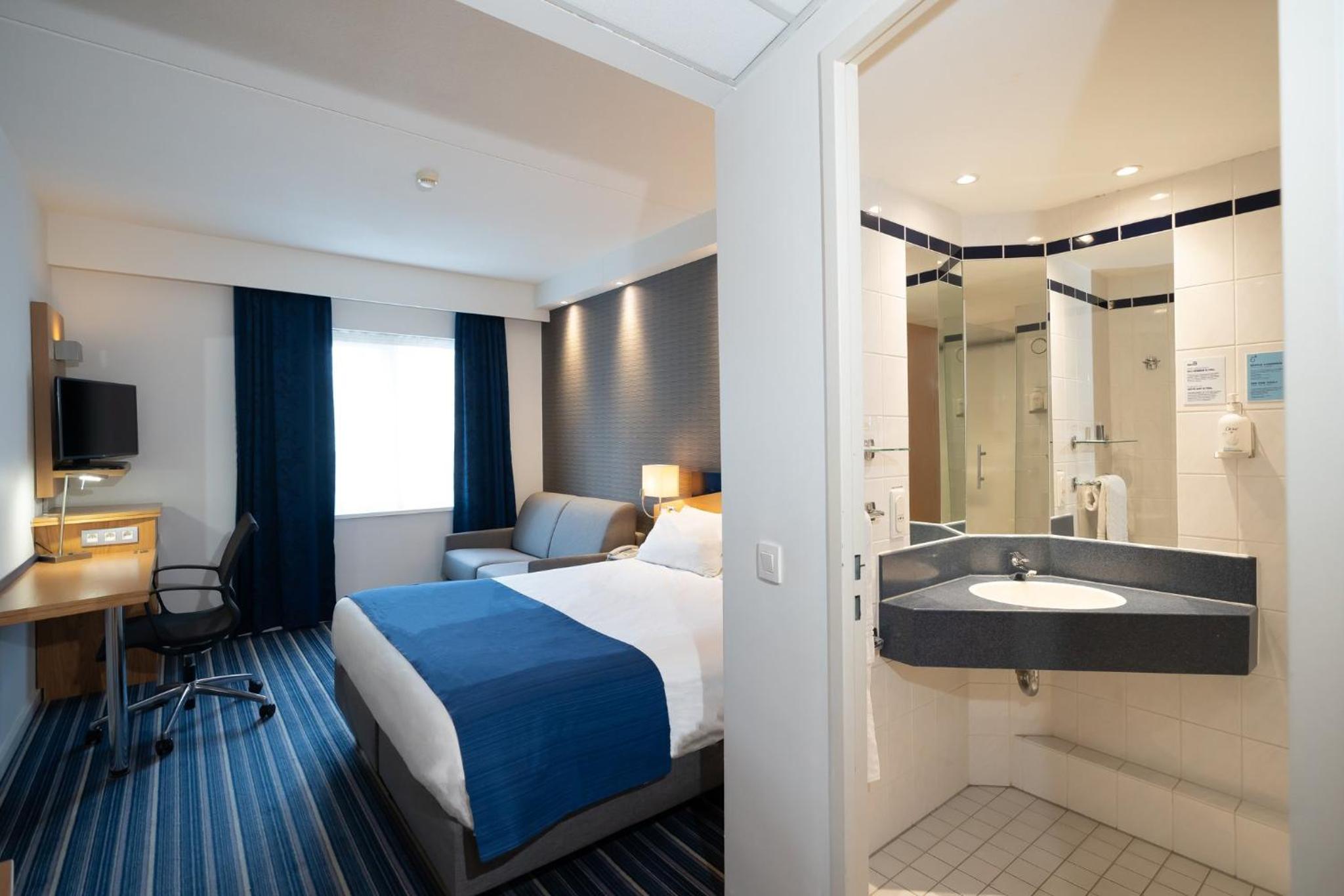 Standard Queen Room with Single Sofa Bed - Free Breakfast - Photo 11