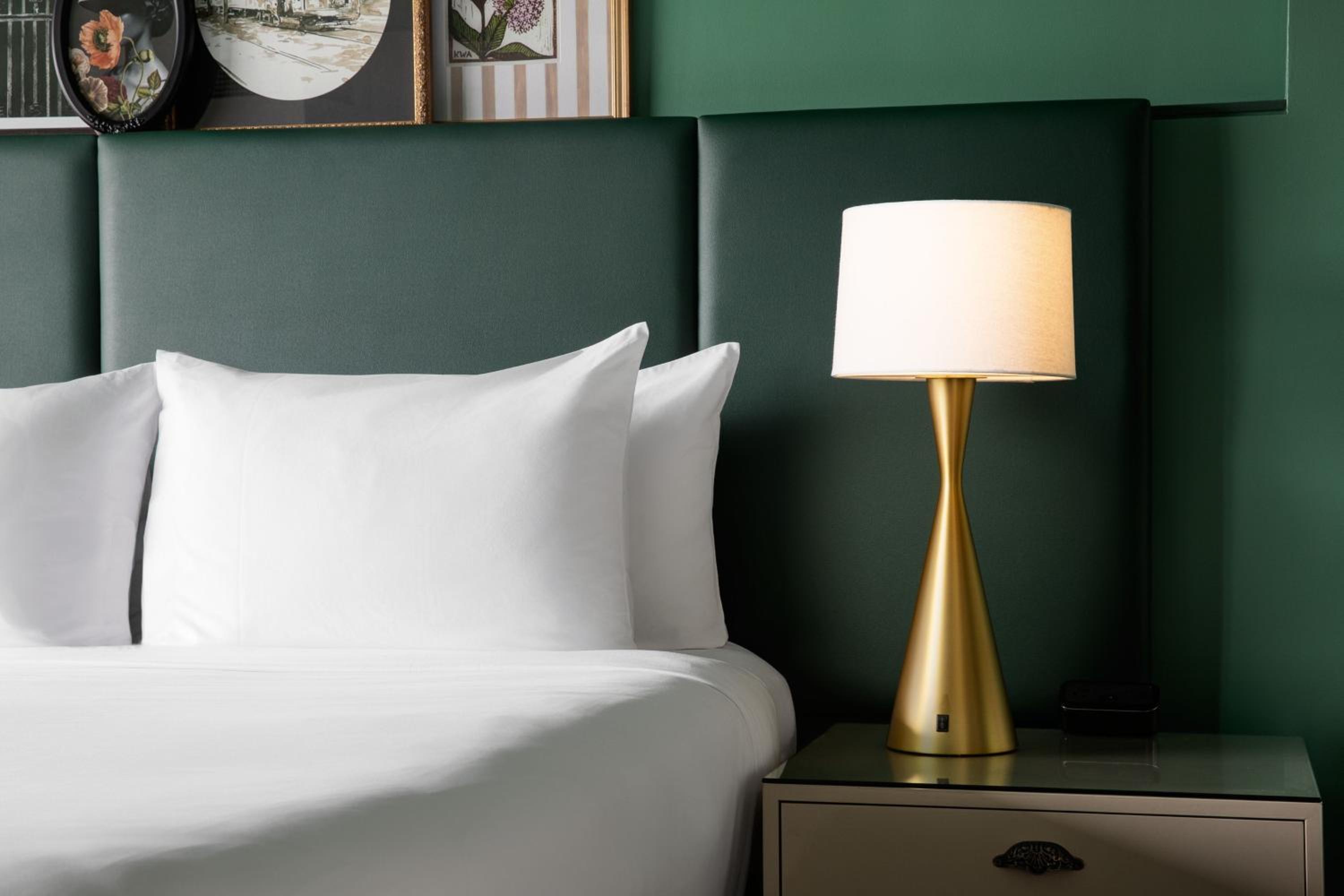 Junior Queen Suite with City view