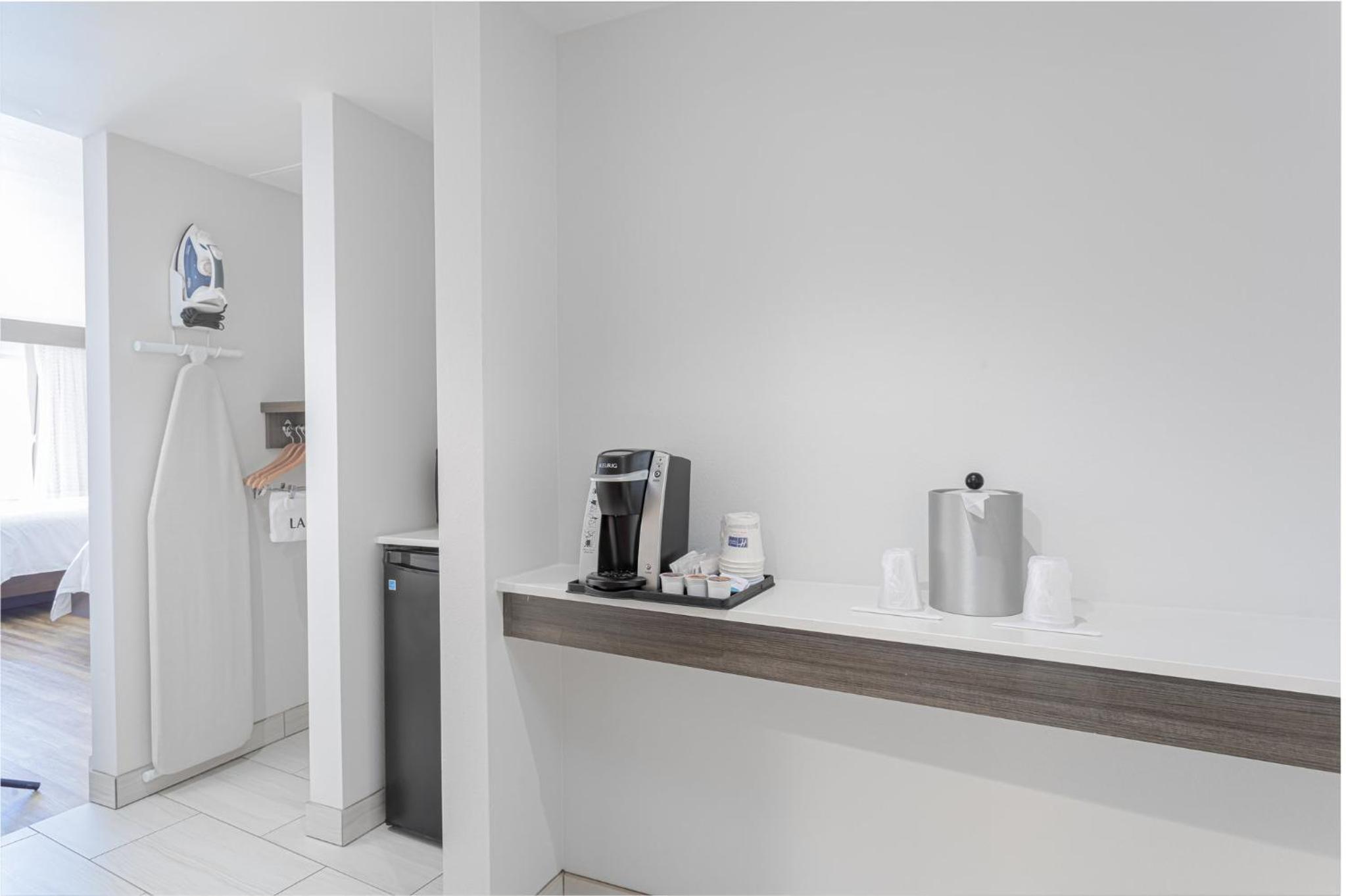 Room with Two Beds - Hearing Accessible - Non-Smoking - Photo 5