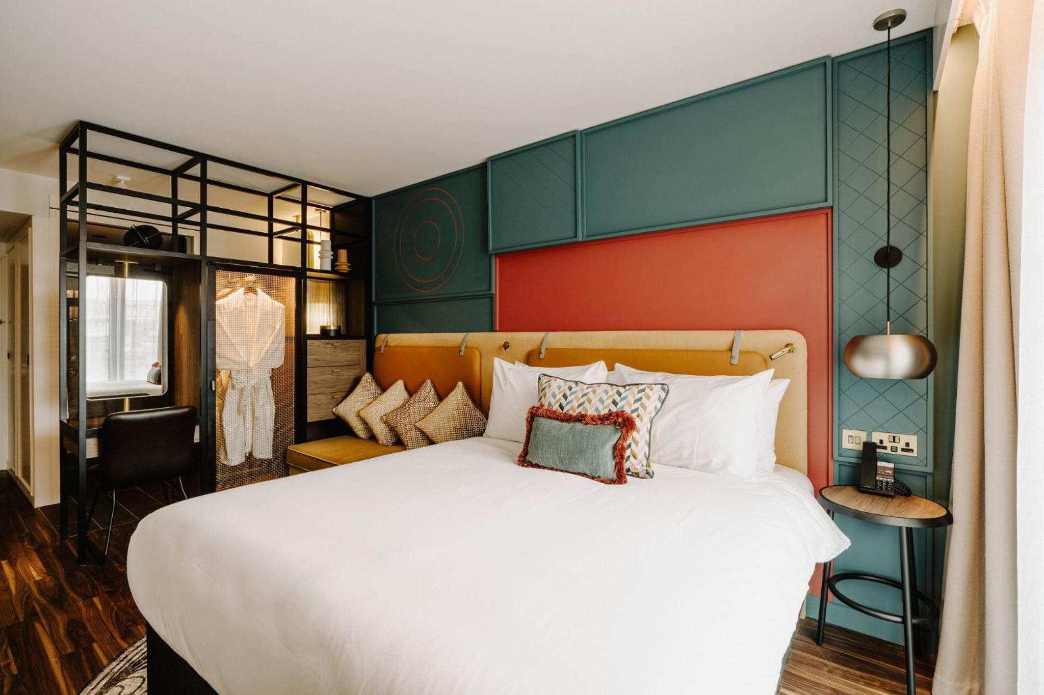 Deluxe Queen Room with Sofa Bed - Photo 7