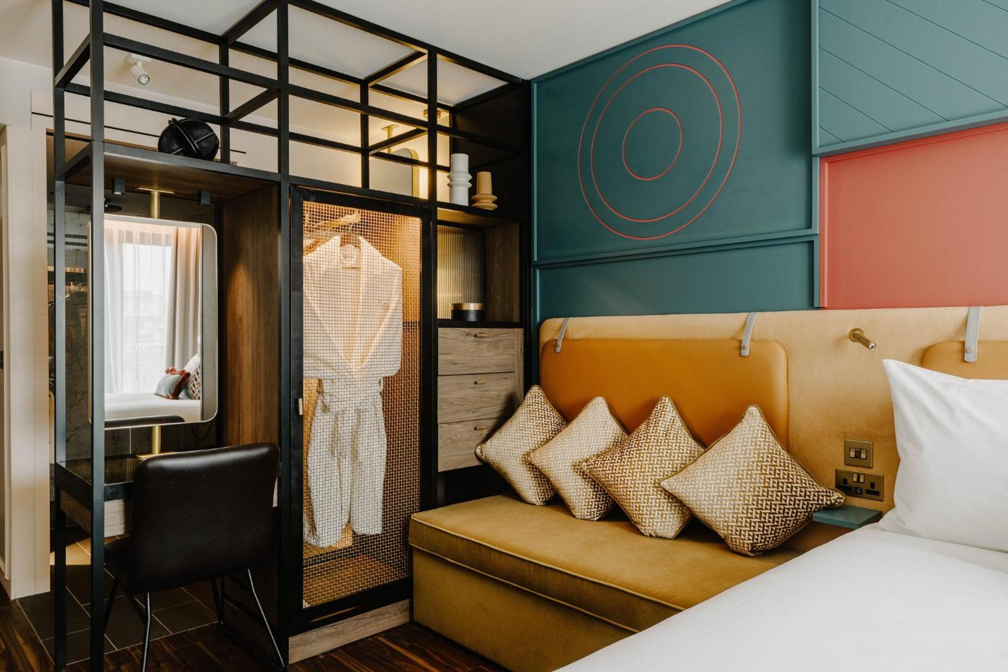 Deluxe Queen Room with Sofa Bed - Photo 4