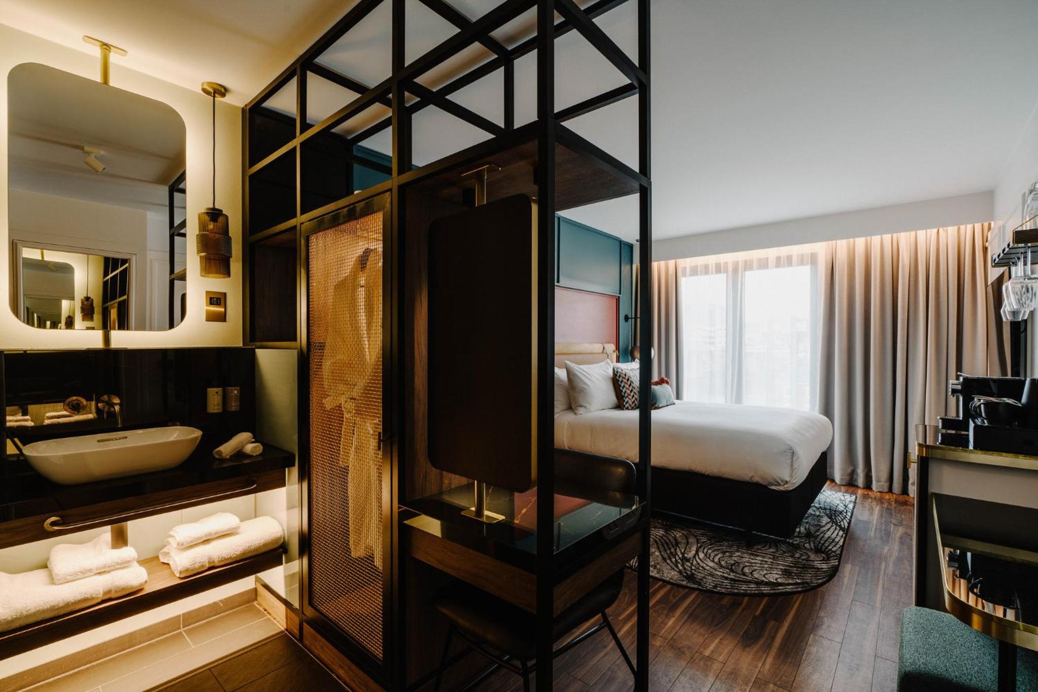 Deluxe Queen Room with Sofa Bed - Photo 8