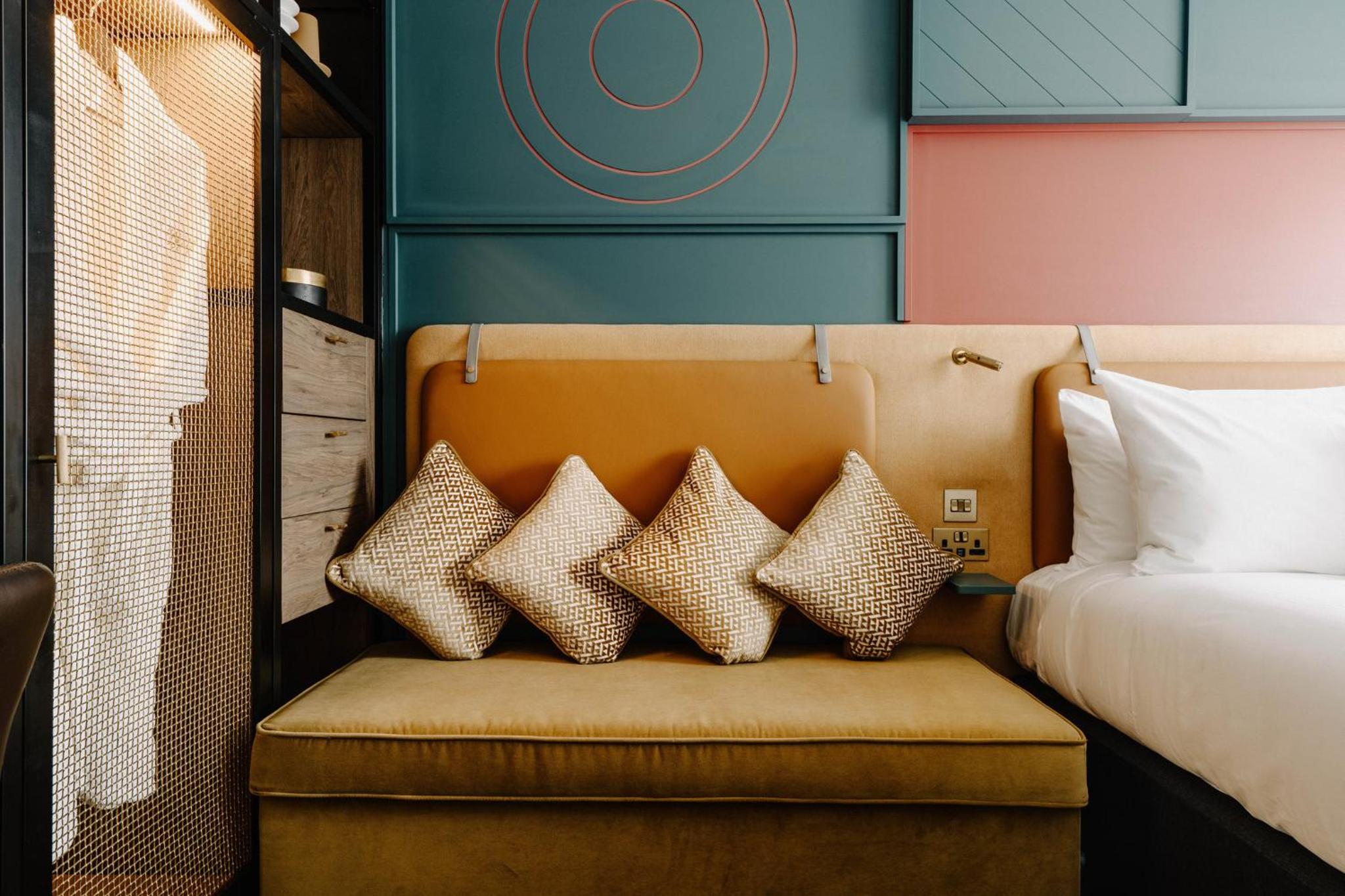 Deluxe Queen Room with Sofa Bed - Photo 10