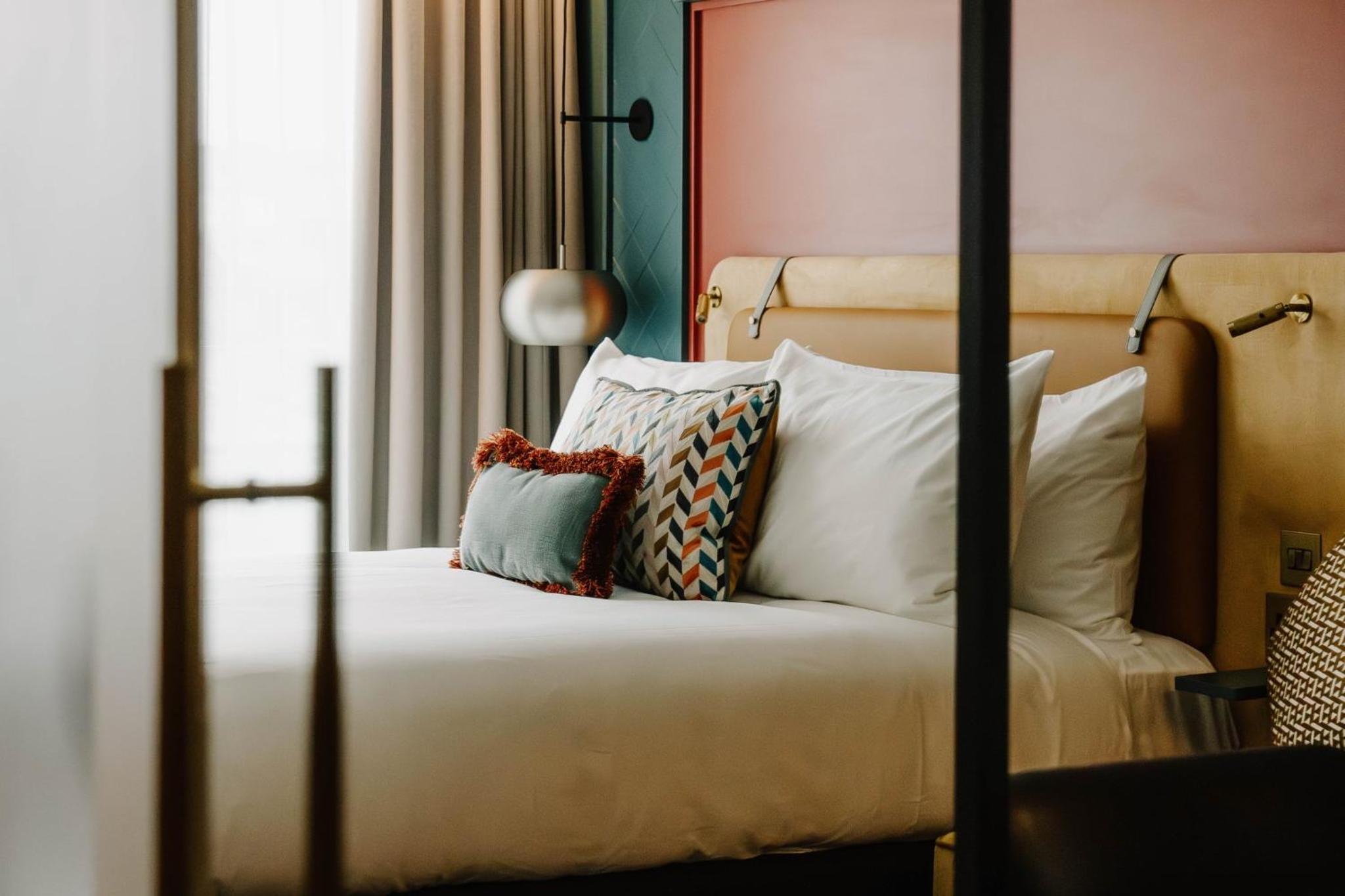 Deluxe Queen Room with Sofa Bed - Photo 6