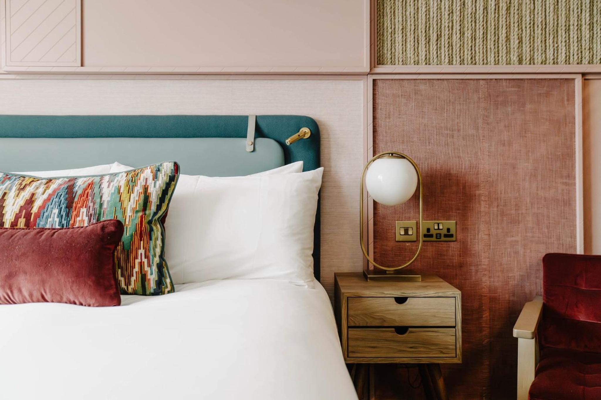 Deluxe Queen Room - Photo 18