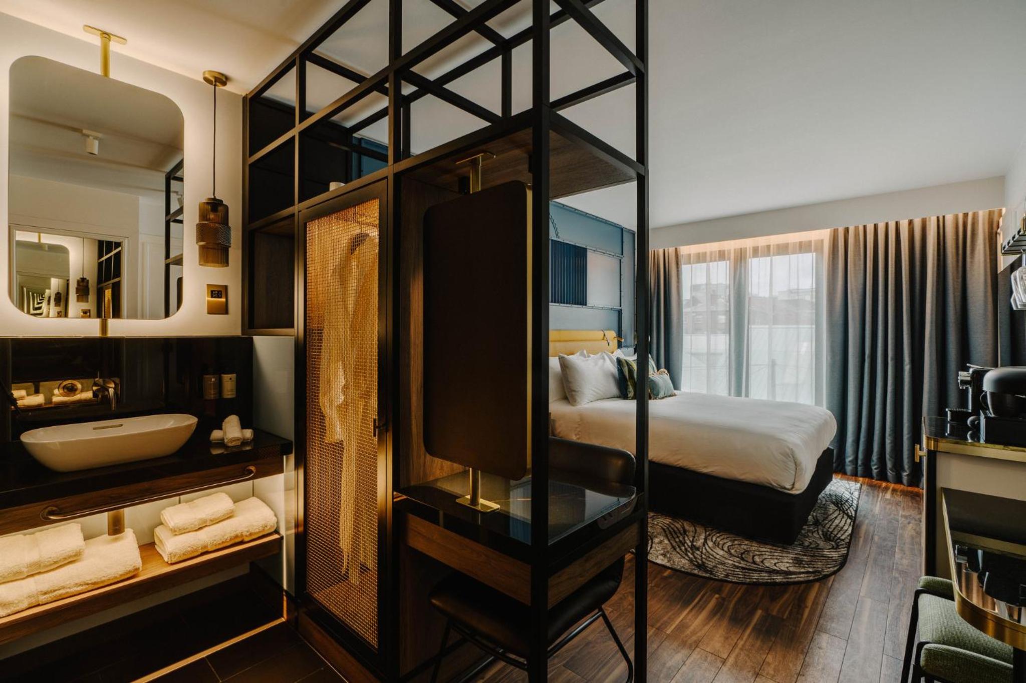 Deluxe Queen Room - Photo 9