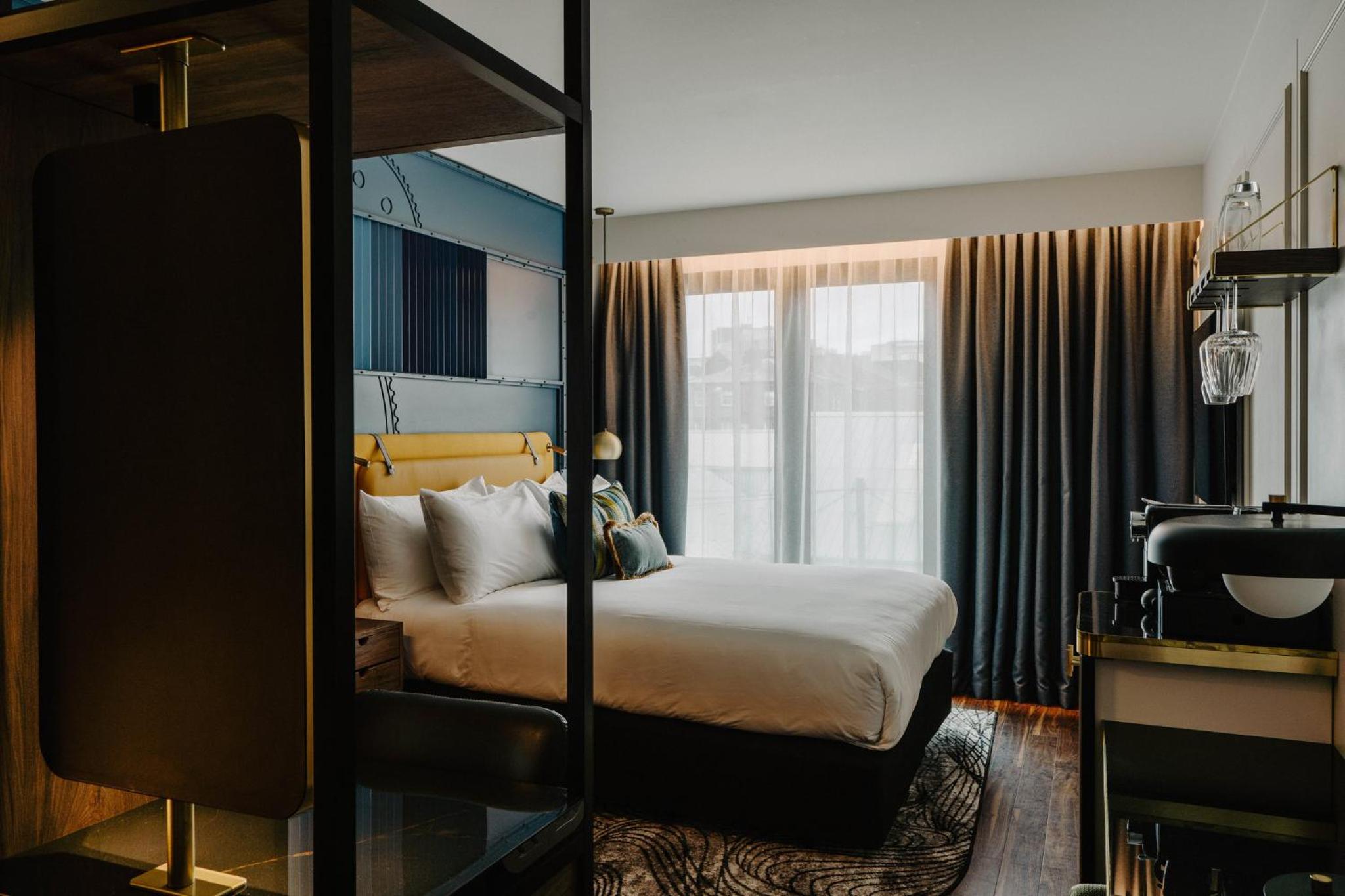 Deluxe Queen Room - Photo 2