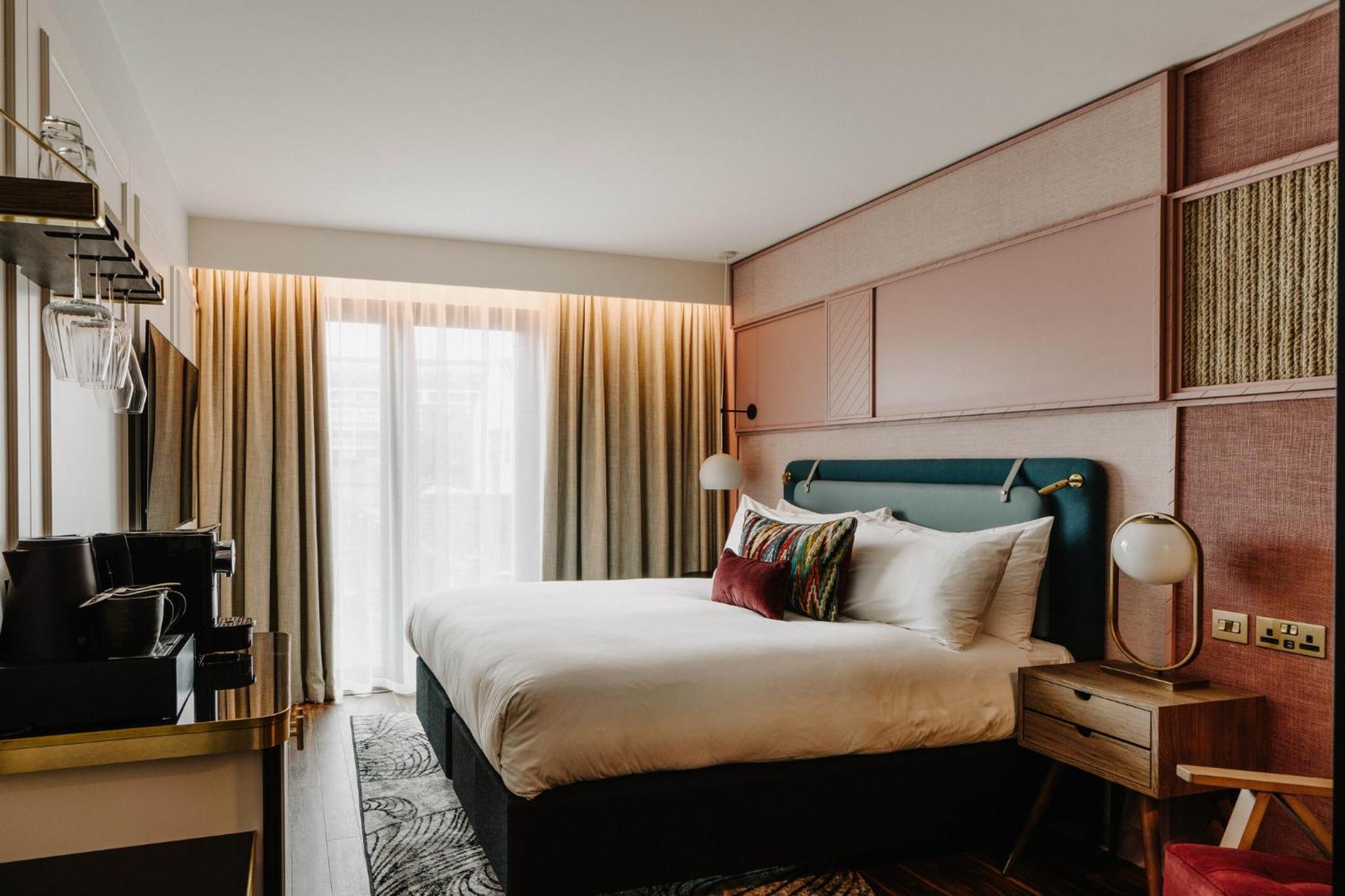 Deluxe Queen Room - Photo 17