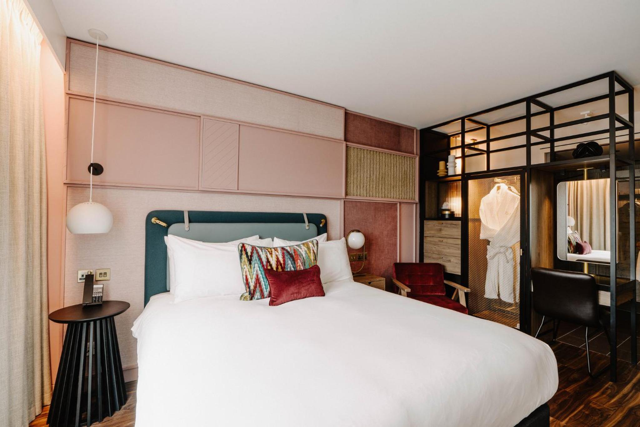 Deluxe Queen Room - Photo 11