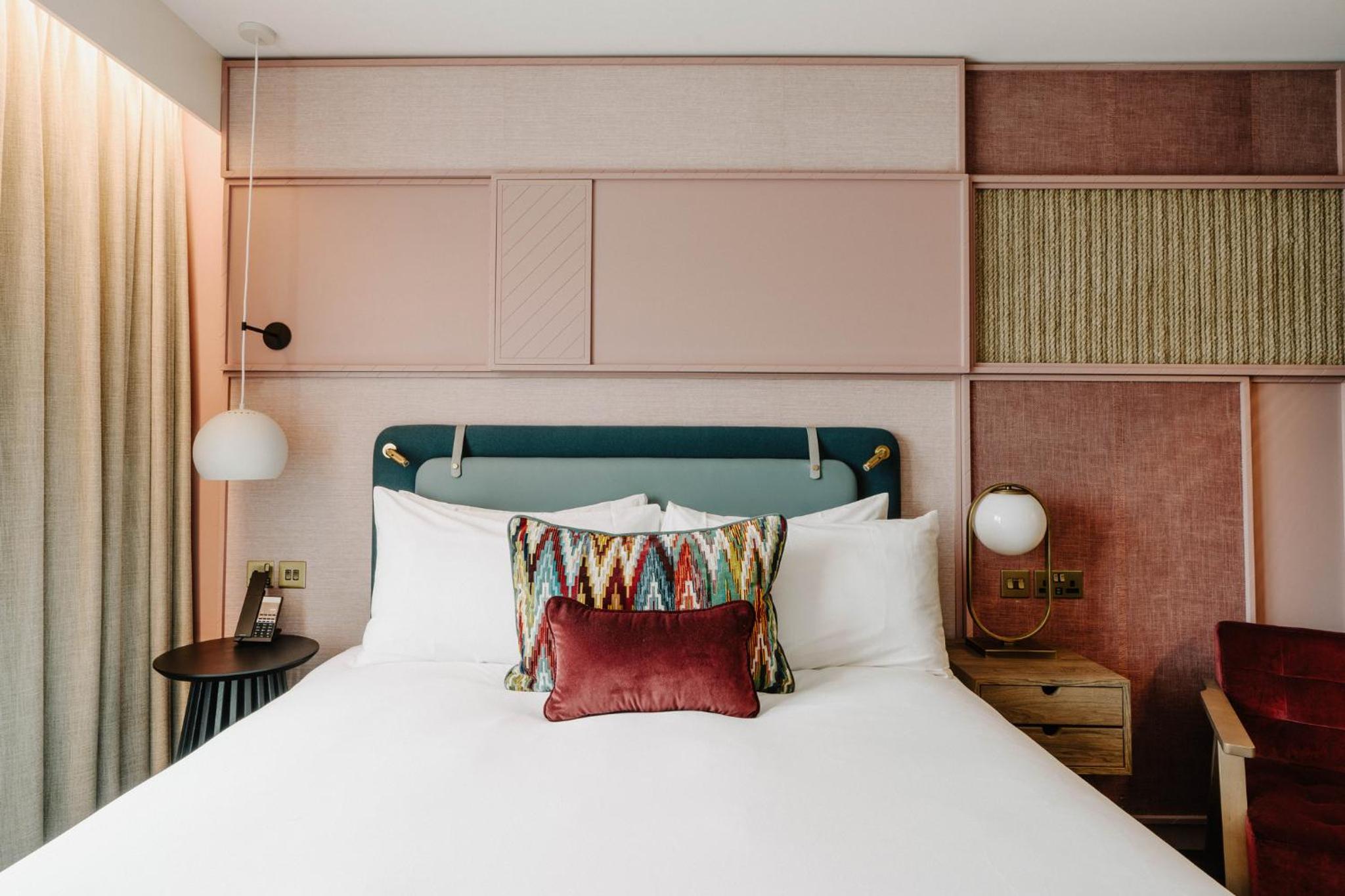 Deluxe Queen Room - Photo 16