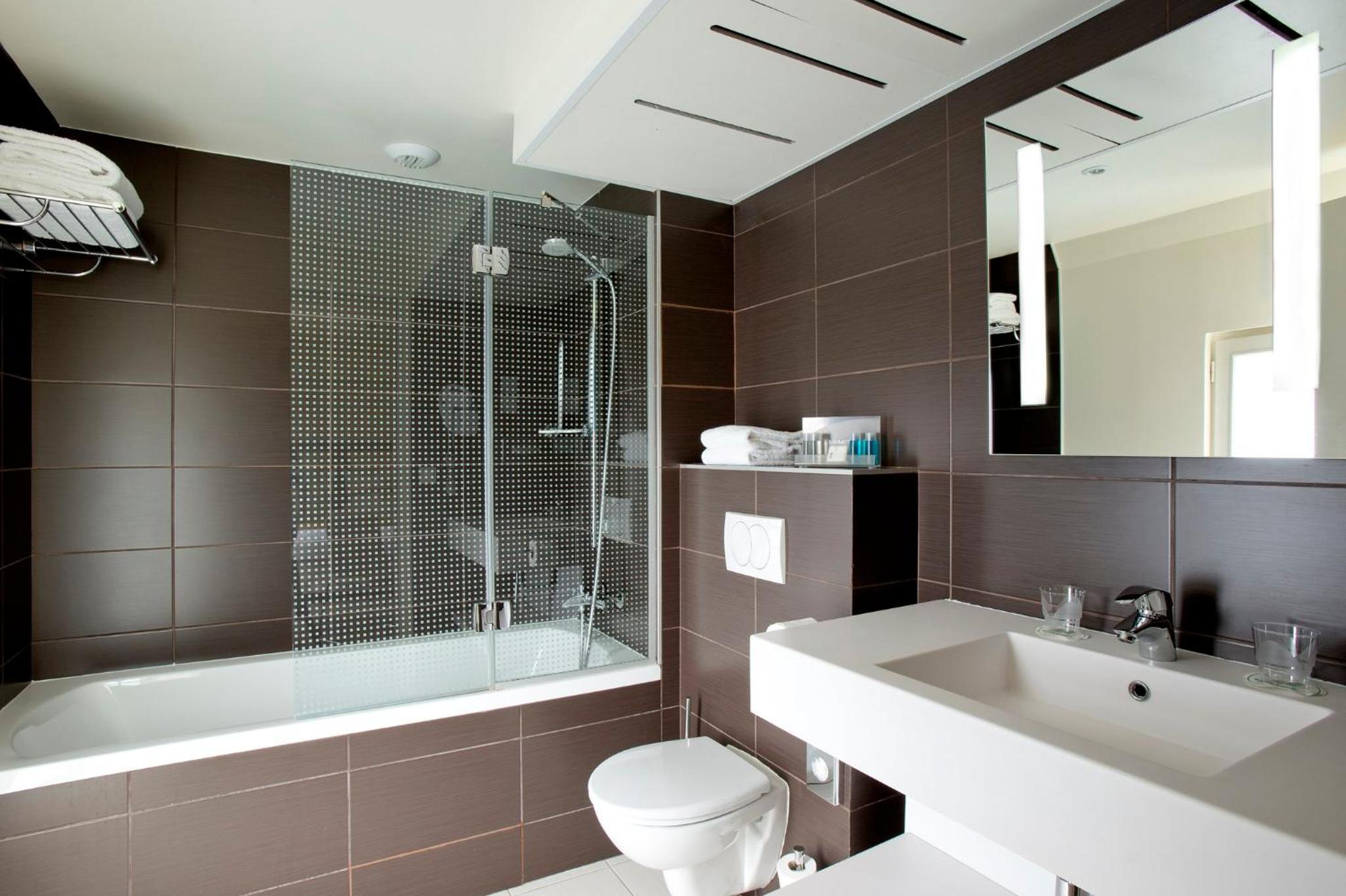 Standard Double Room with bath and shower