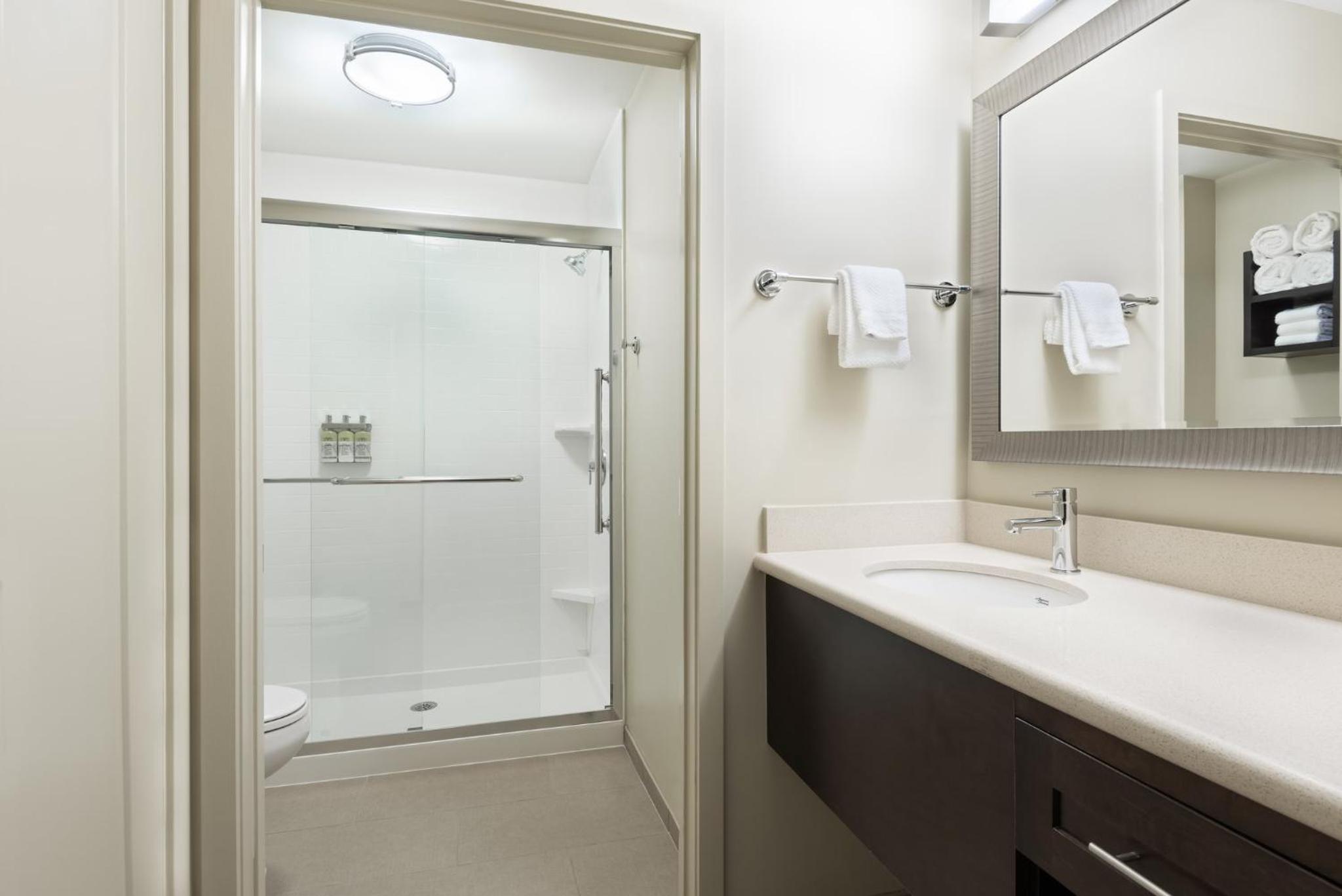 Studio Queen Suite with Accessible Tub photo 3