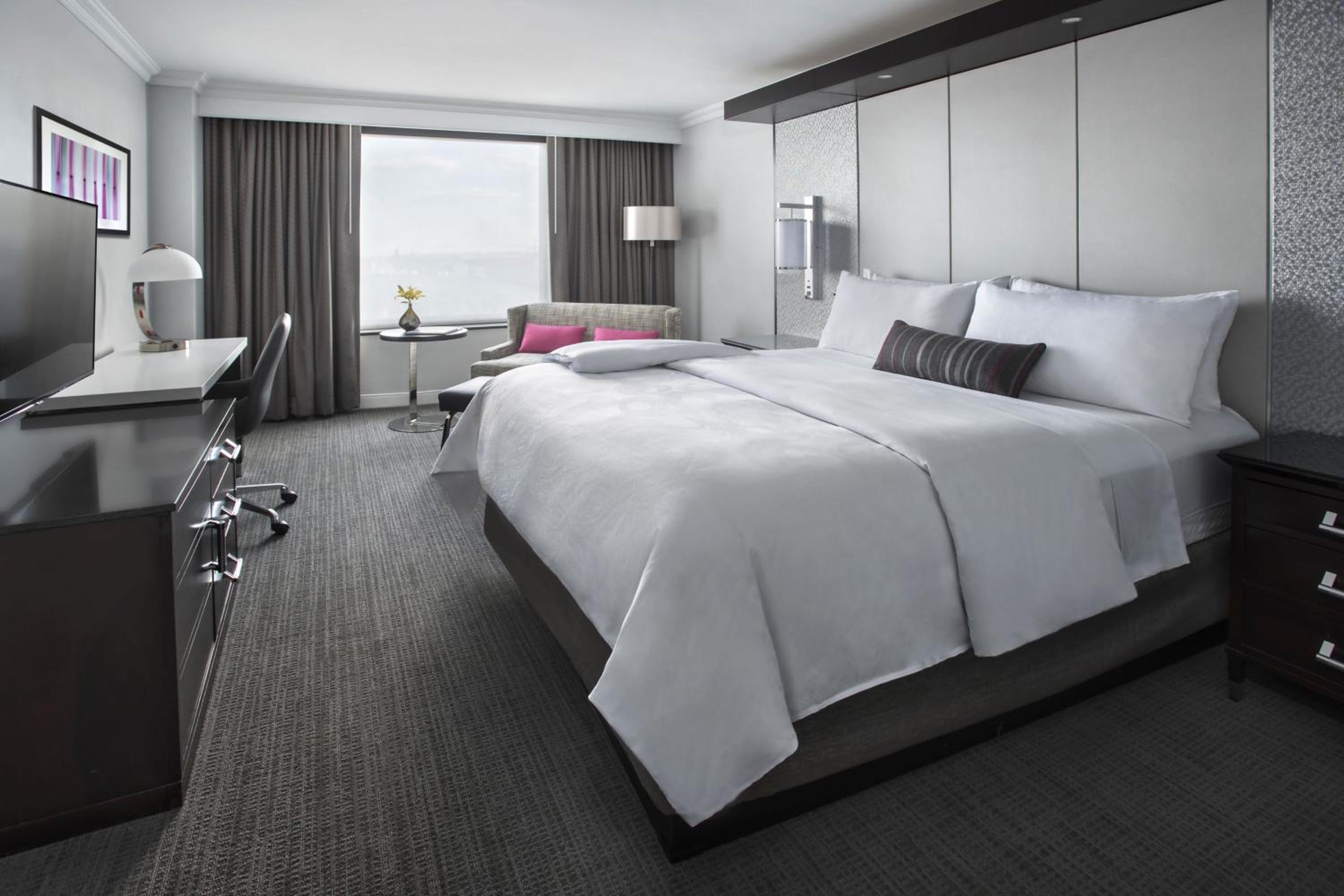 King Room with Adapted Tub - Mobility Accessible photo 2