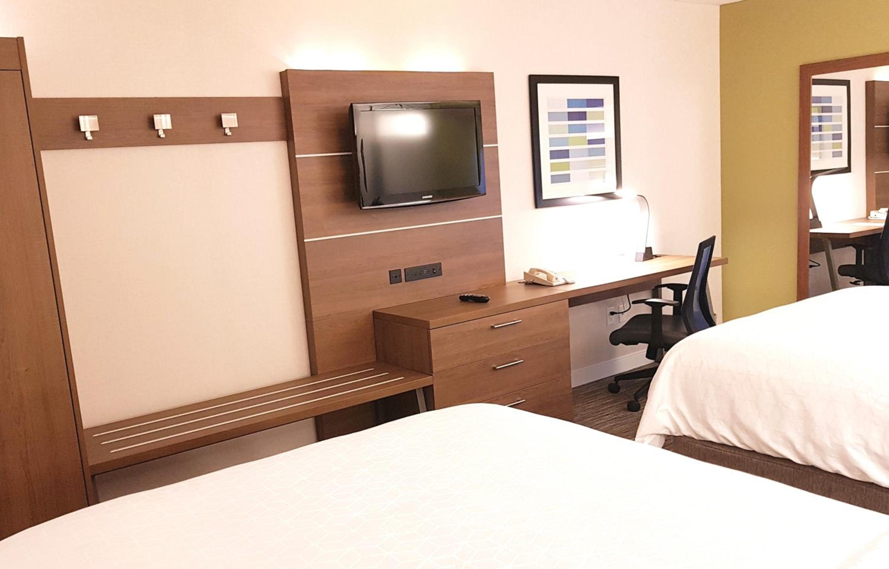 Standard Room with Two Queen Beds - Photo 5