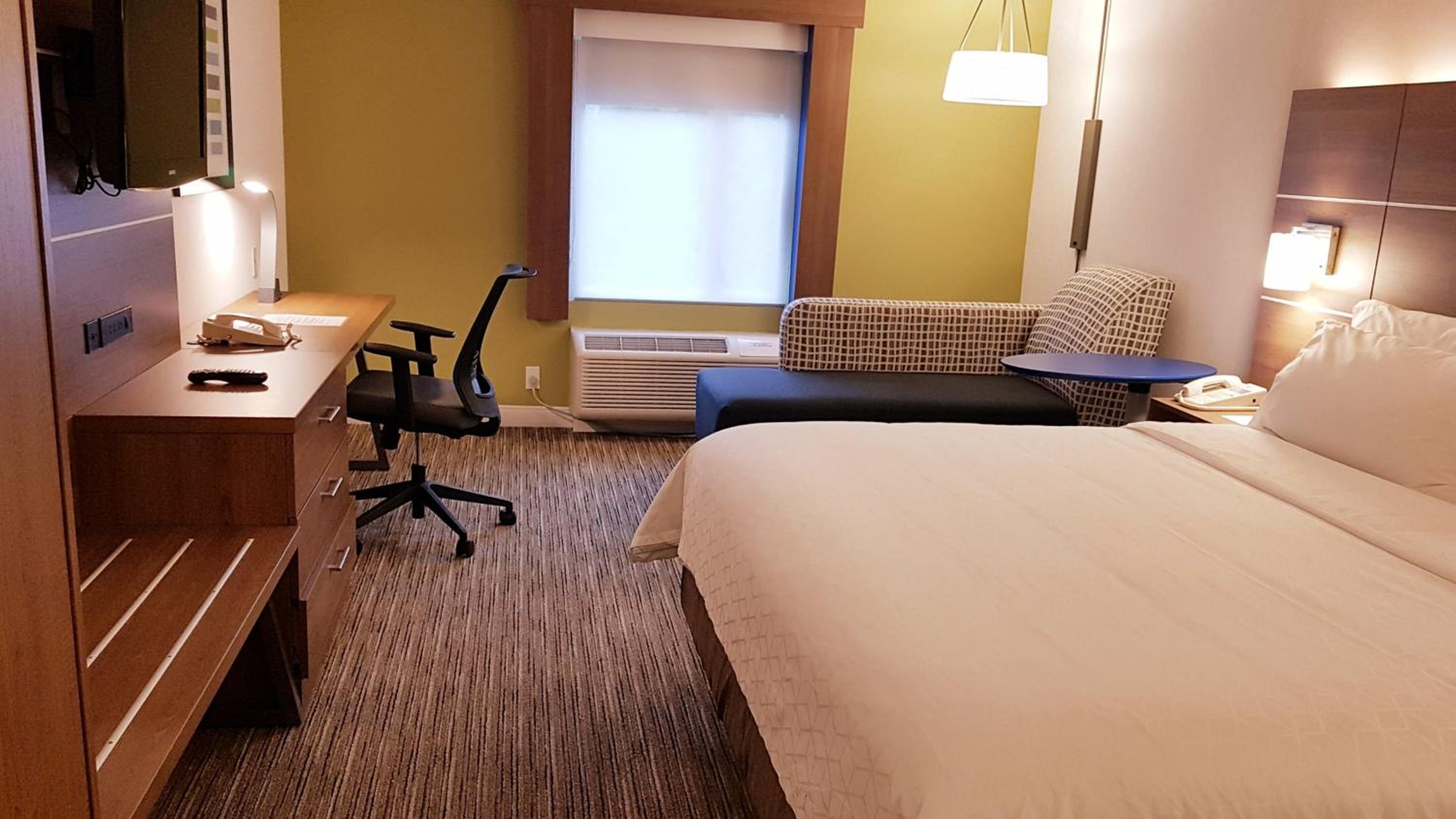 Standard King Room - Photo 7