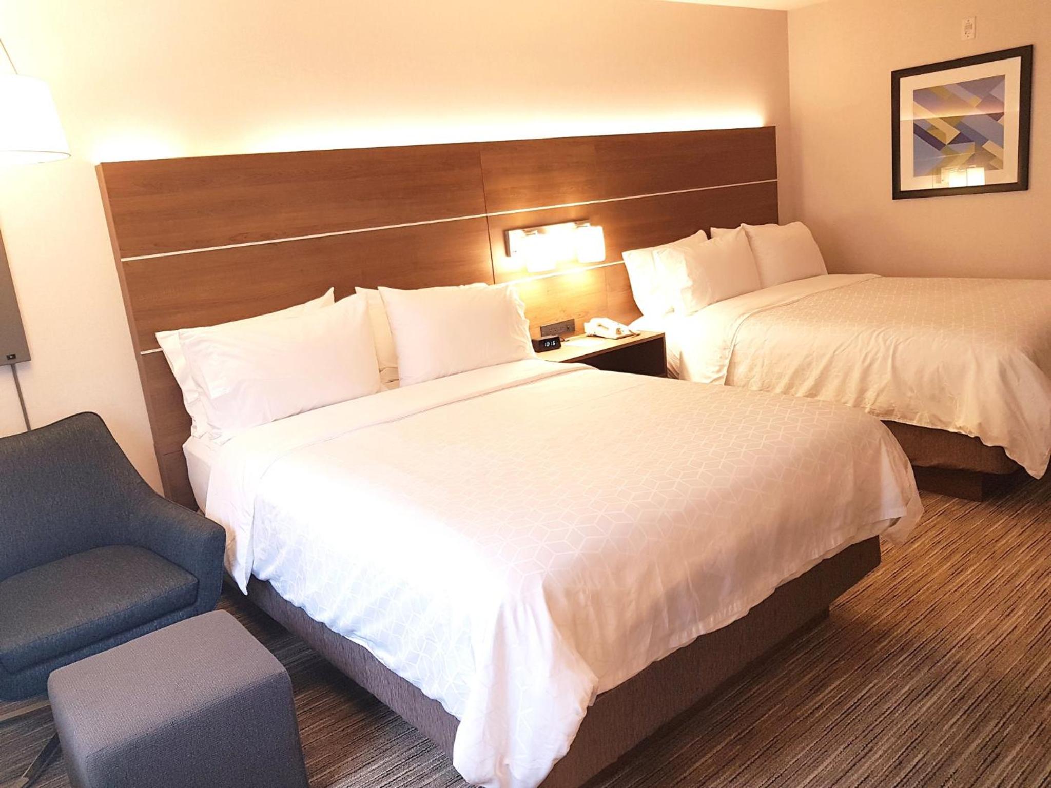 Standard Room with Two Queen Beds - Photo 4