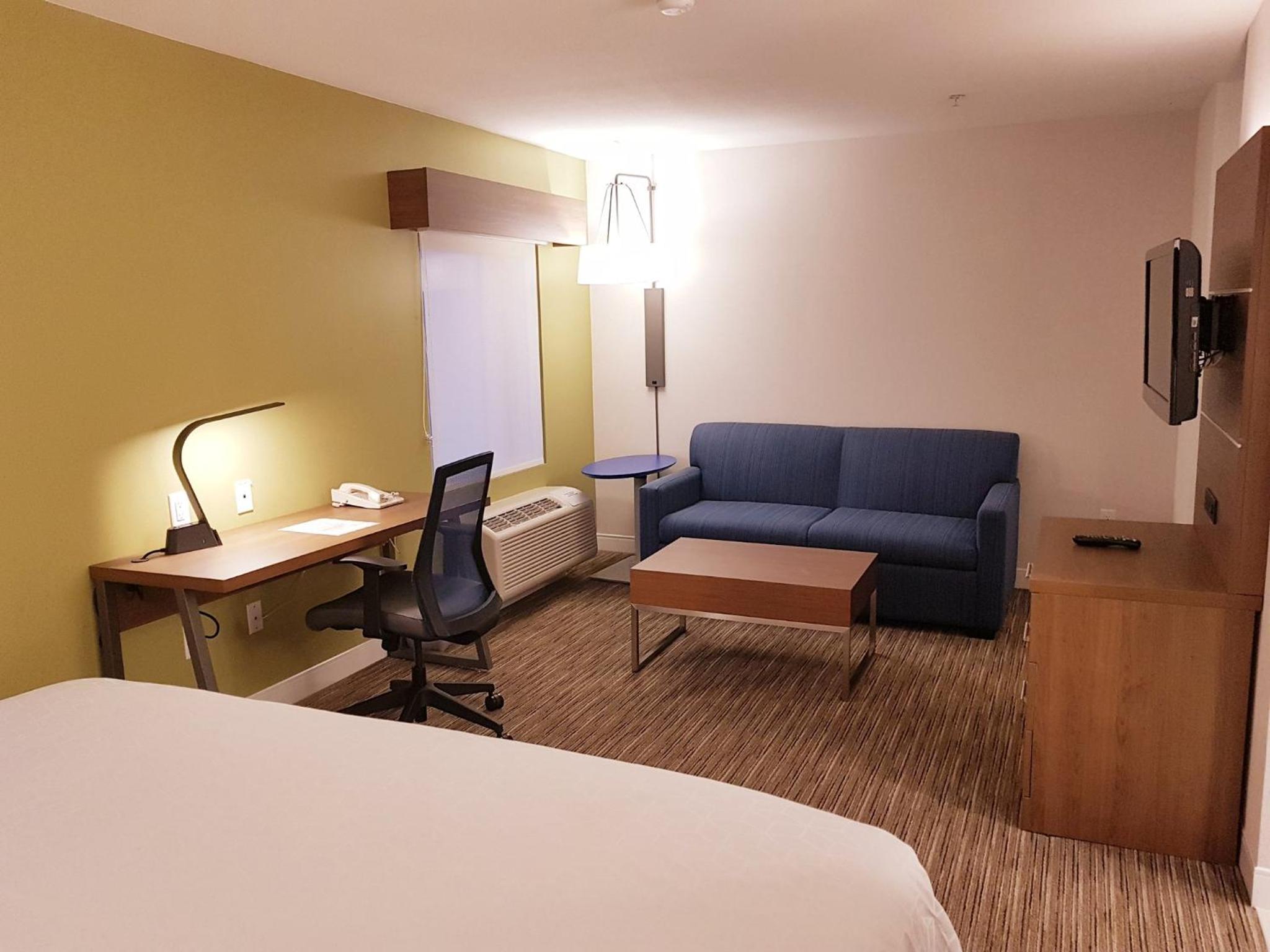 Standard King Room with Sofa Bed - Photo 1