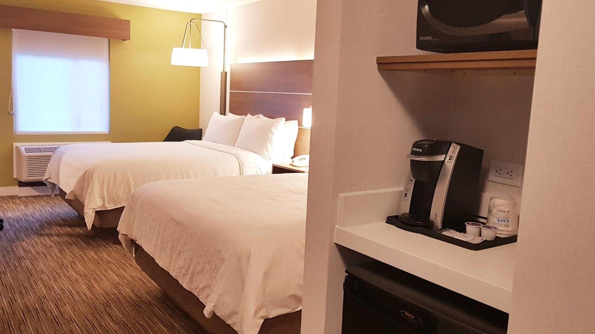 Standard Room with Two Queen Beds - Photo 2