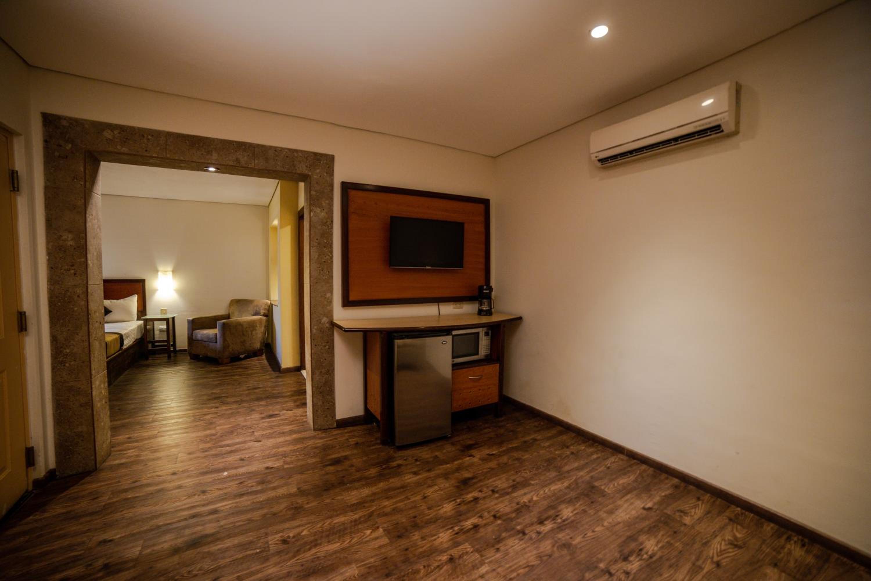 Suite - Photo 1
