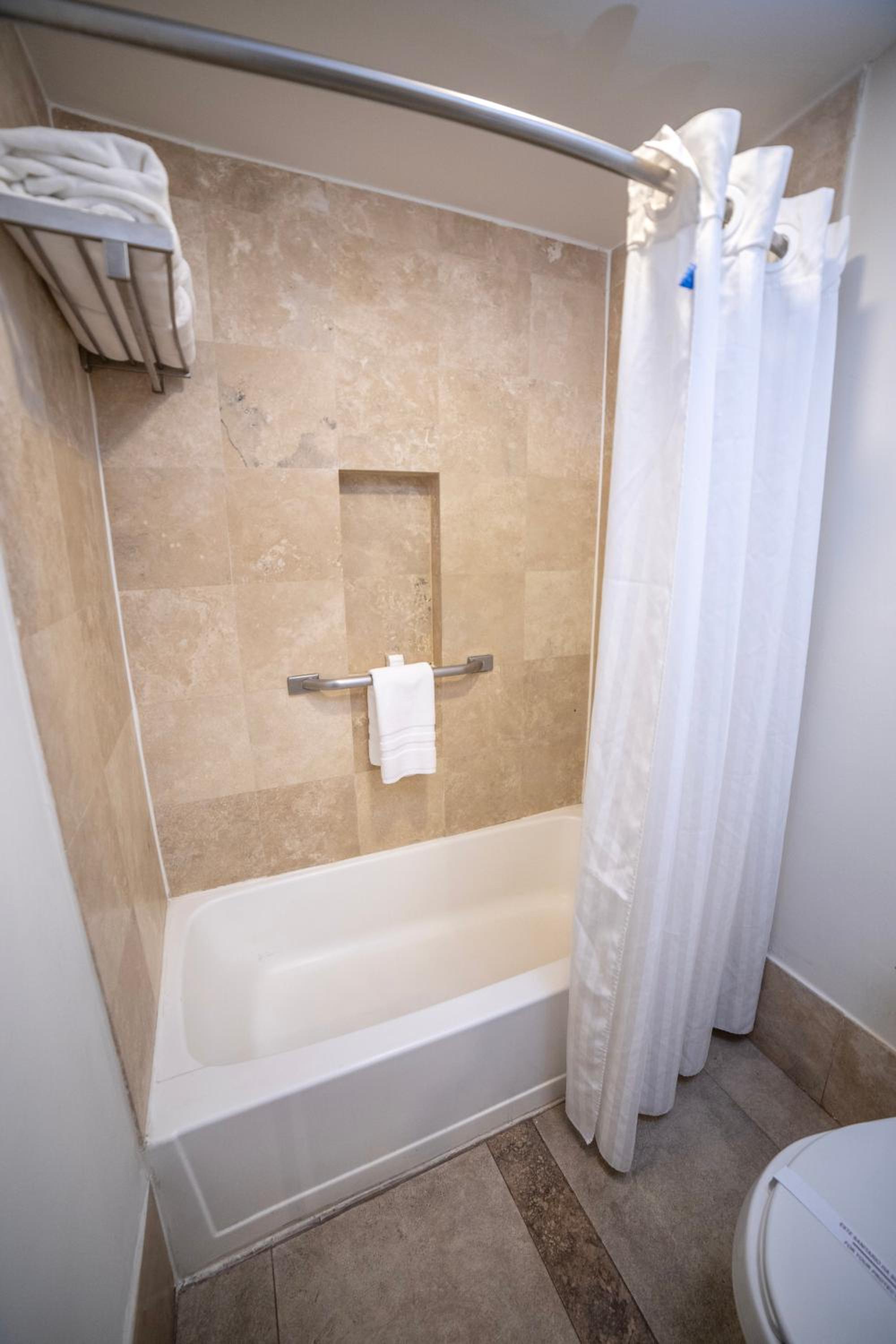 Suite - Photo 7
