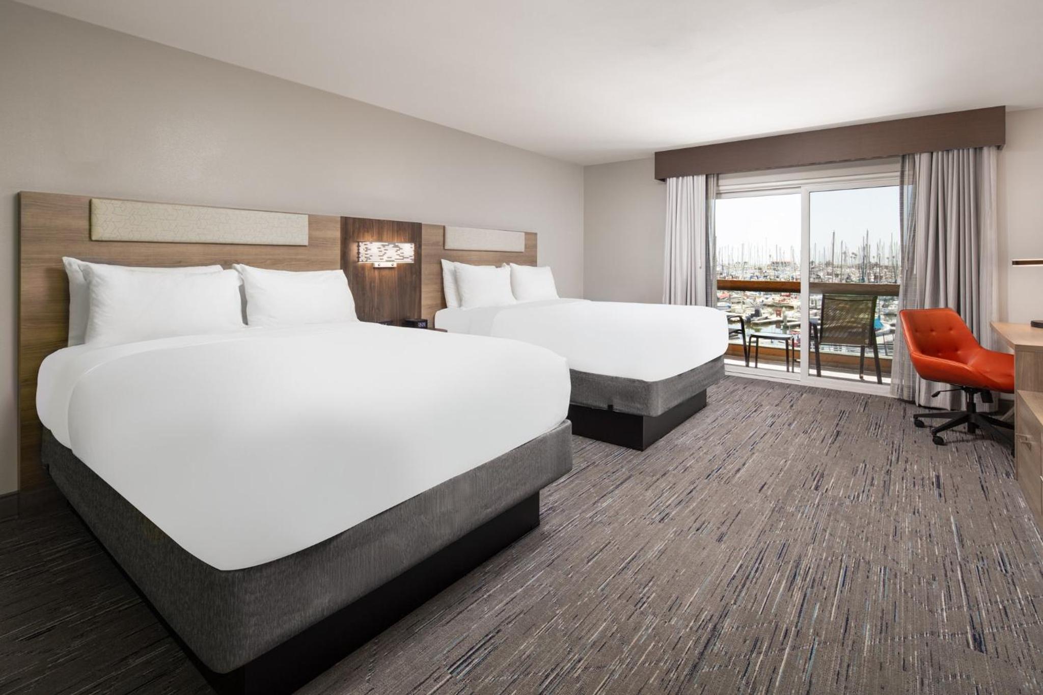 Queen Room with Two Queen Beds and Harbor View - Photo 4