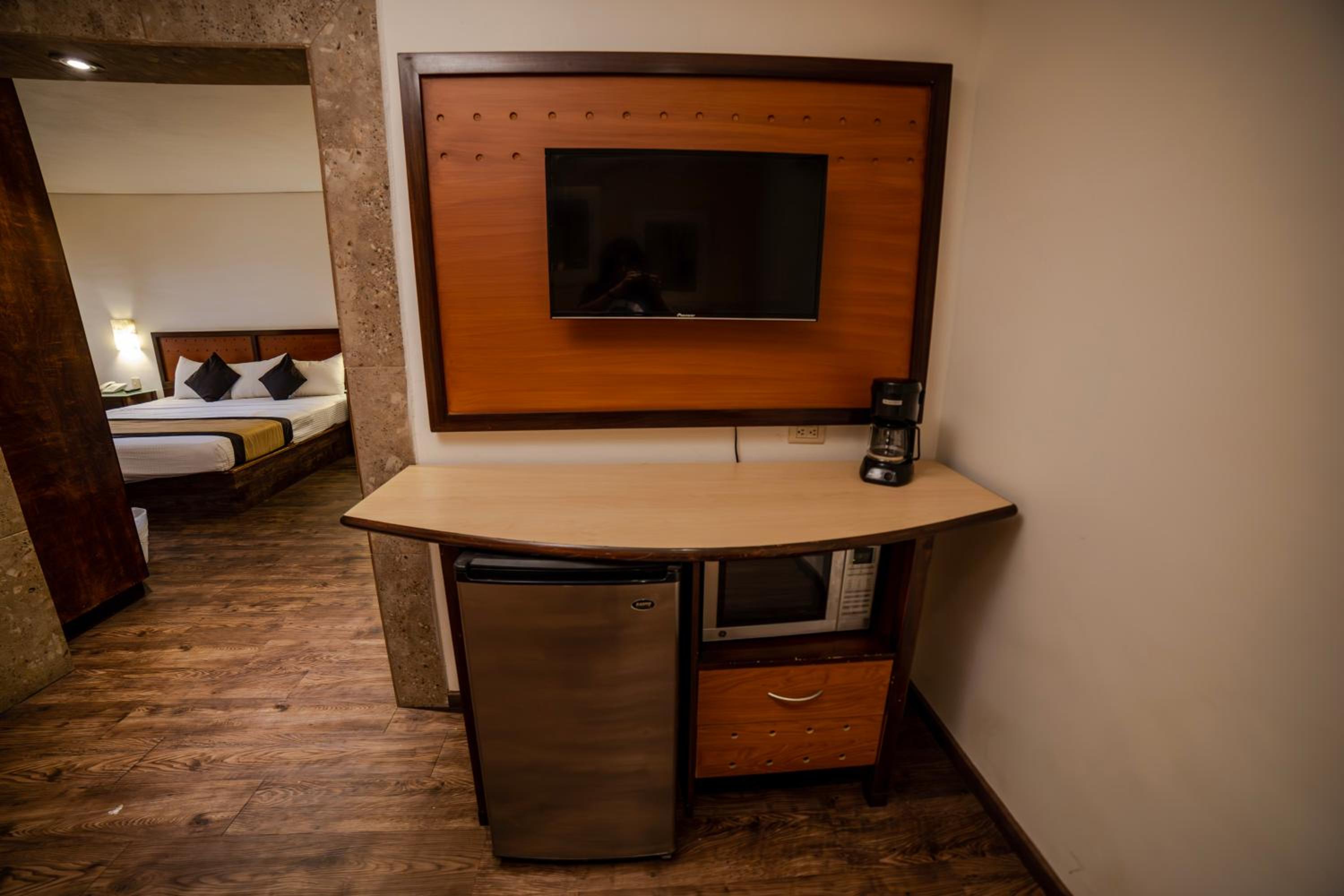 Suite - Photo 3