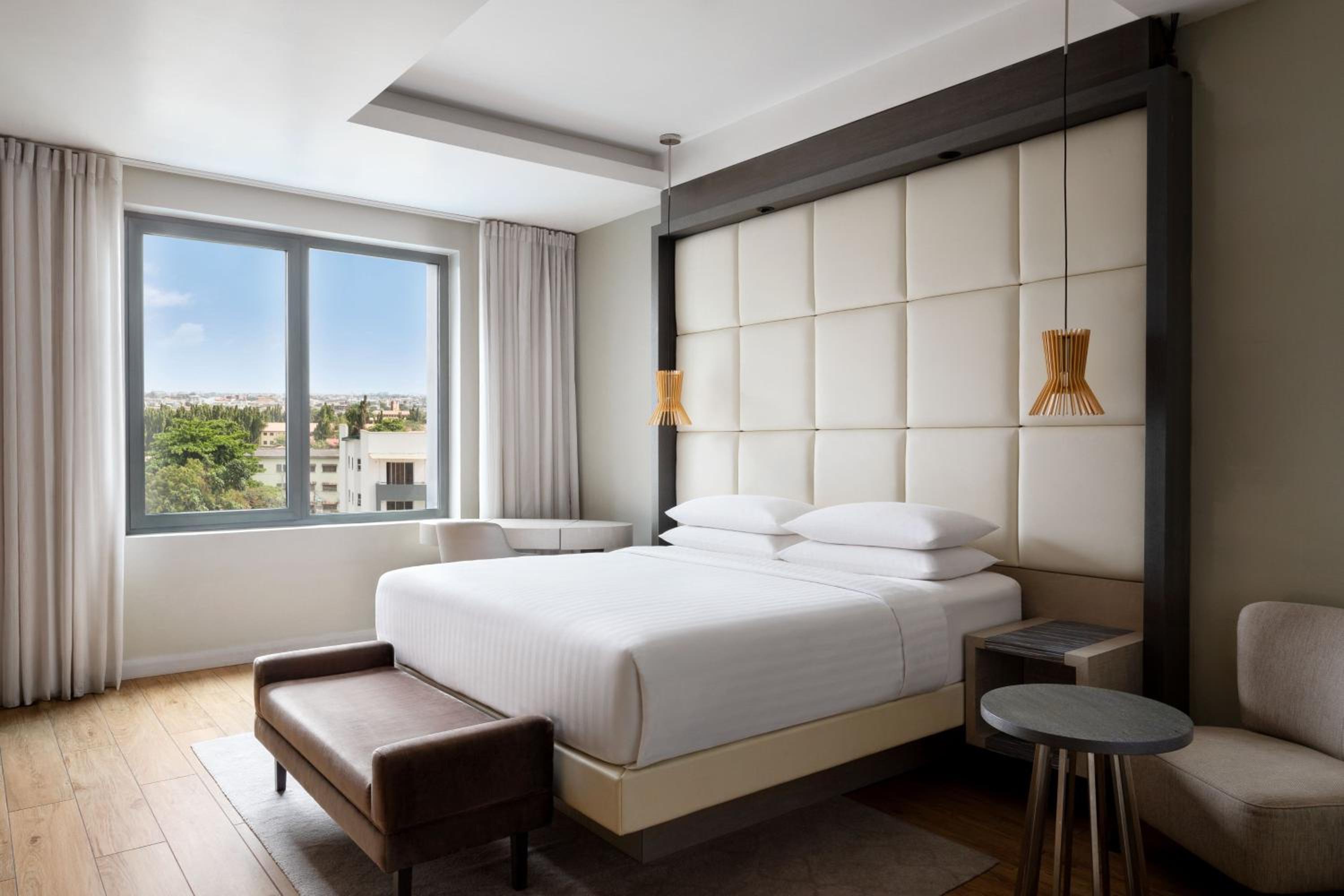 Junior King Suite with Club Lounge Access photo 2