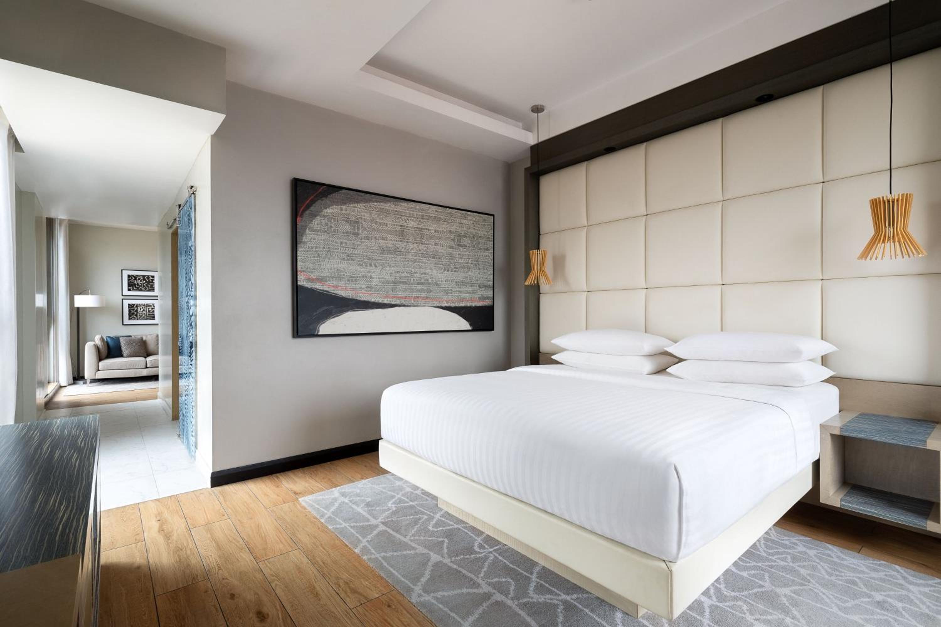 Junior King Suite with Club Lounge Access photo 3