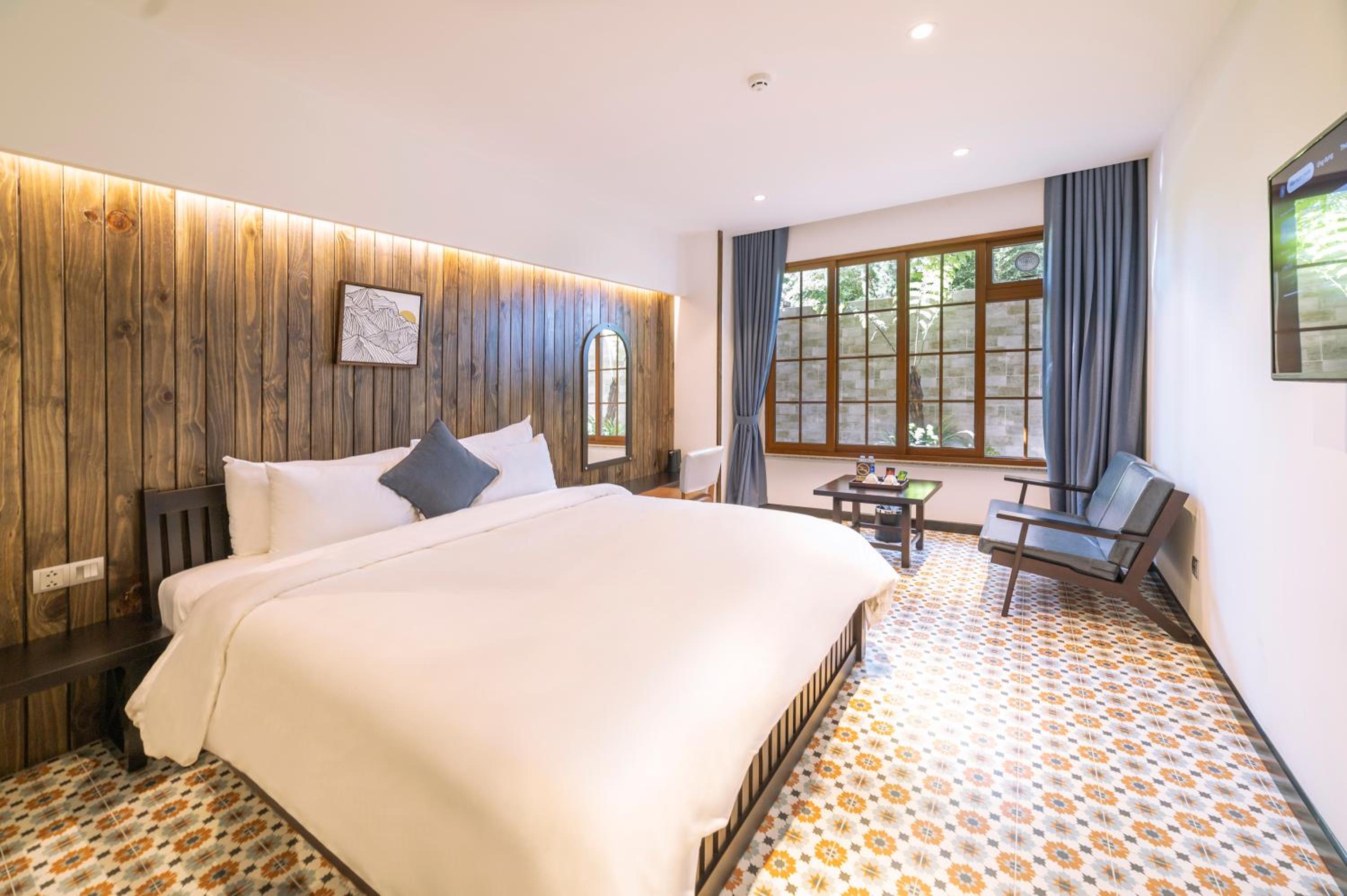 Superior King Room - Photo 13