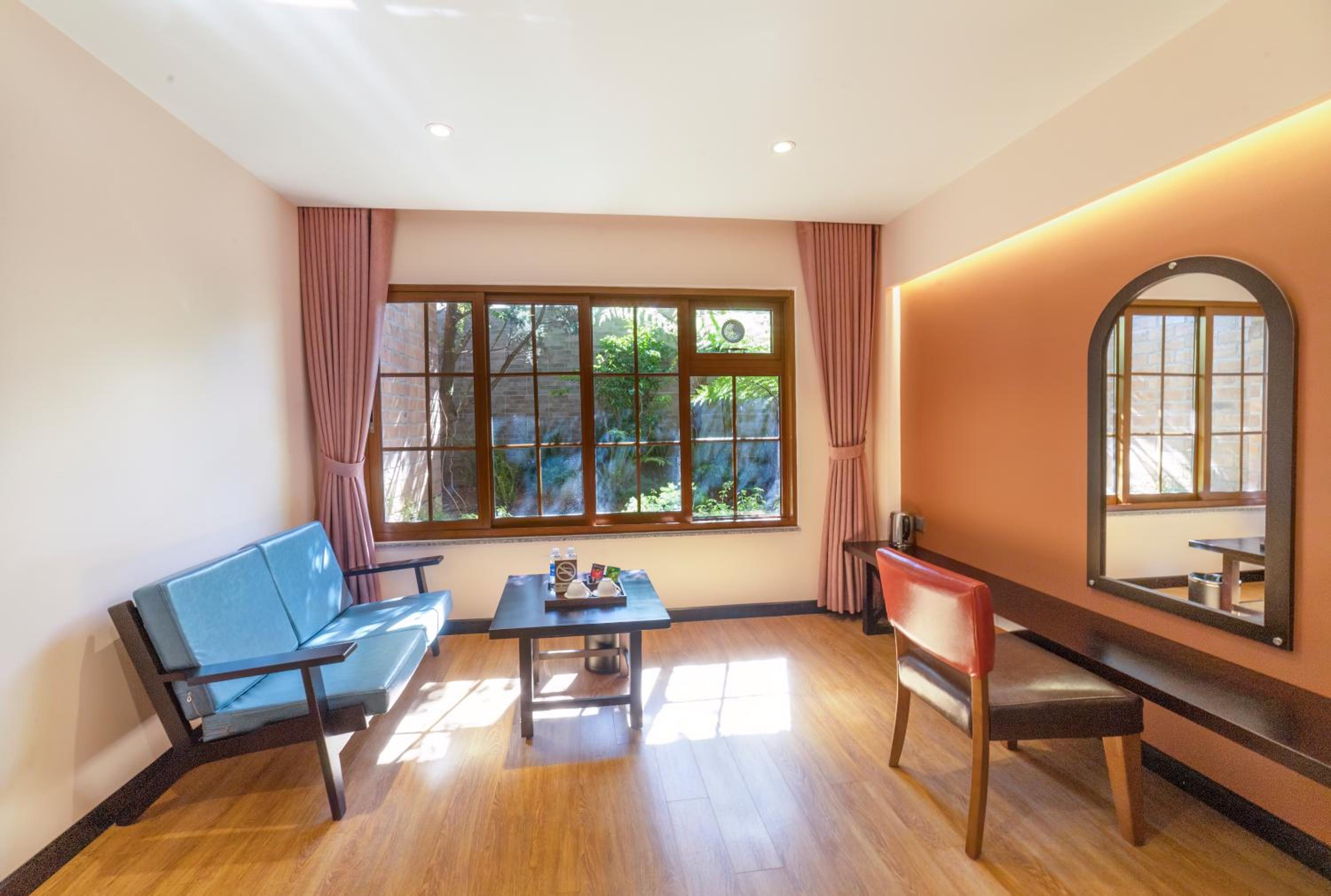 Superior King Room - Photo 11