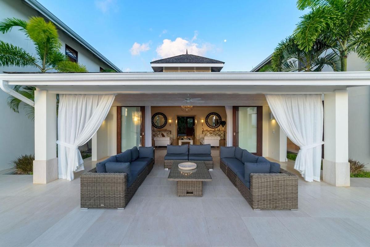 Eight-Bedroom Villa photo 1