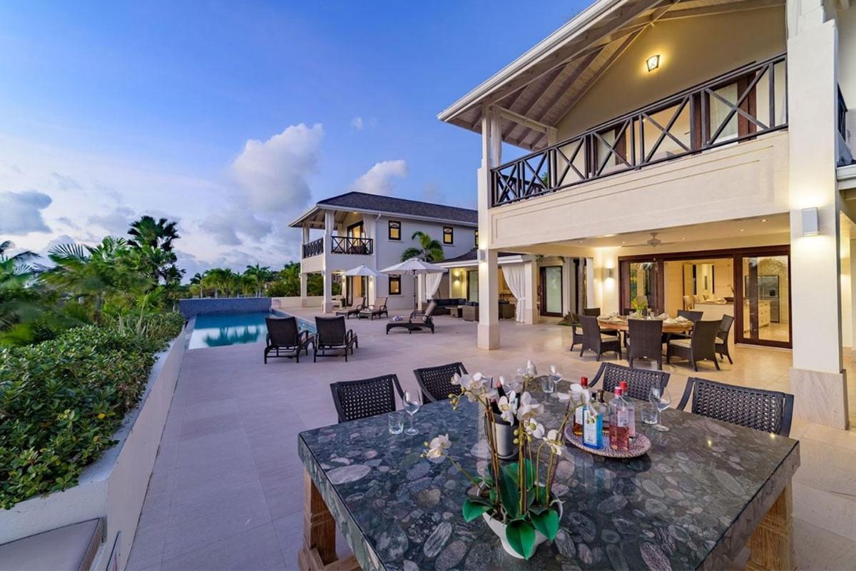 Eight-Bedroom Villa photo 2