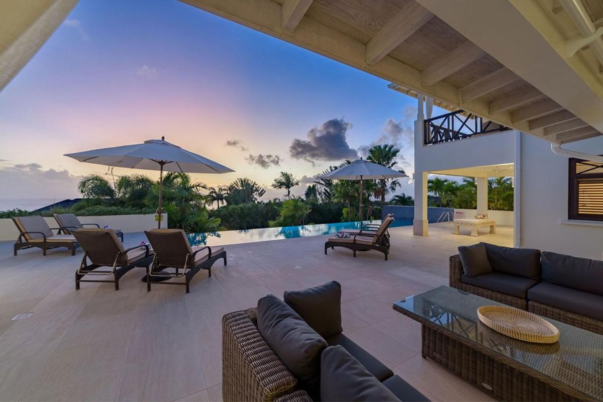 Eight-Bedroom Villa photo 3