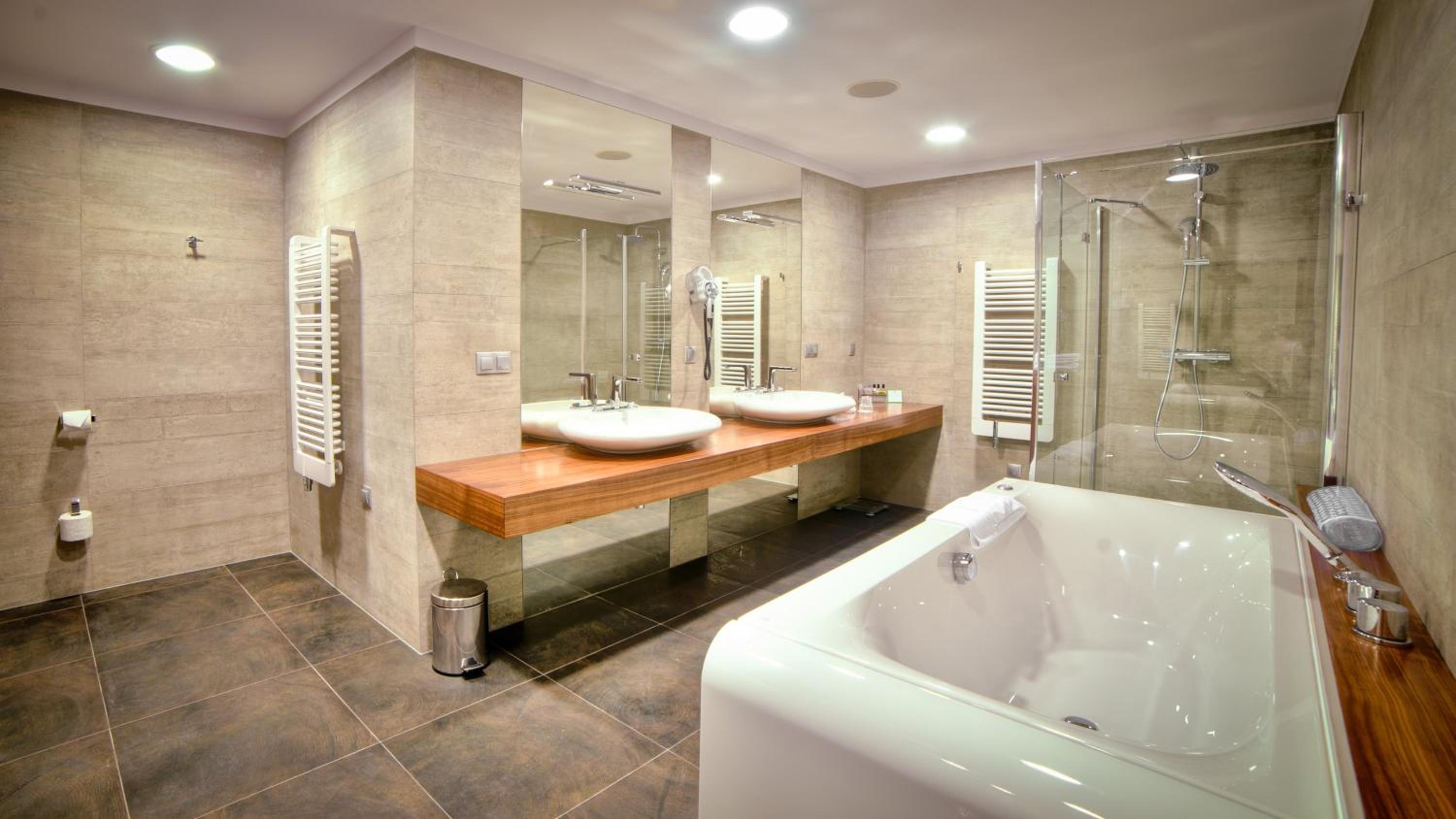 One-Bedroom King Suite photo 2