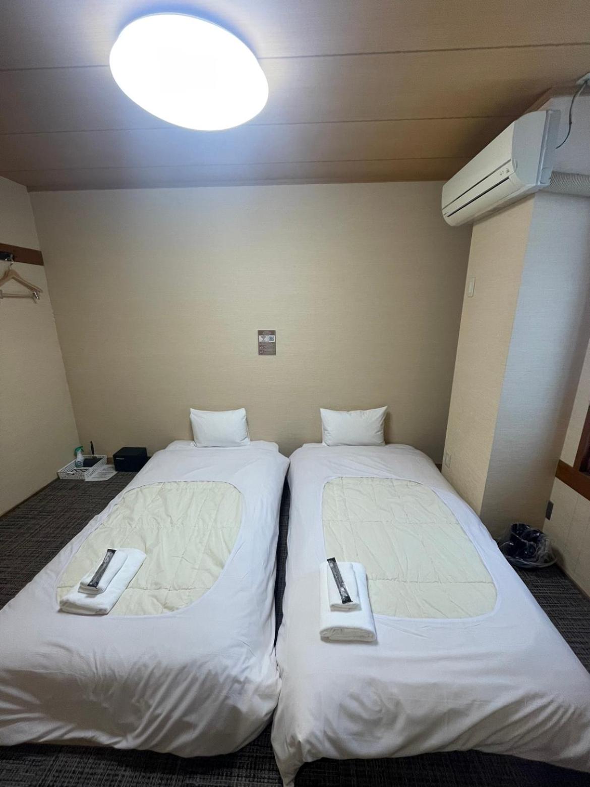 Twin Room with Shared Bathroom photo 3