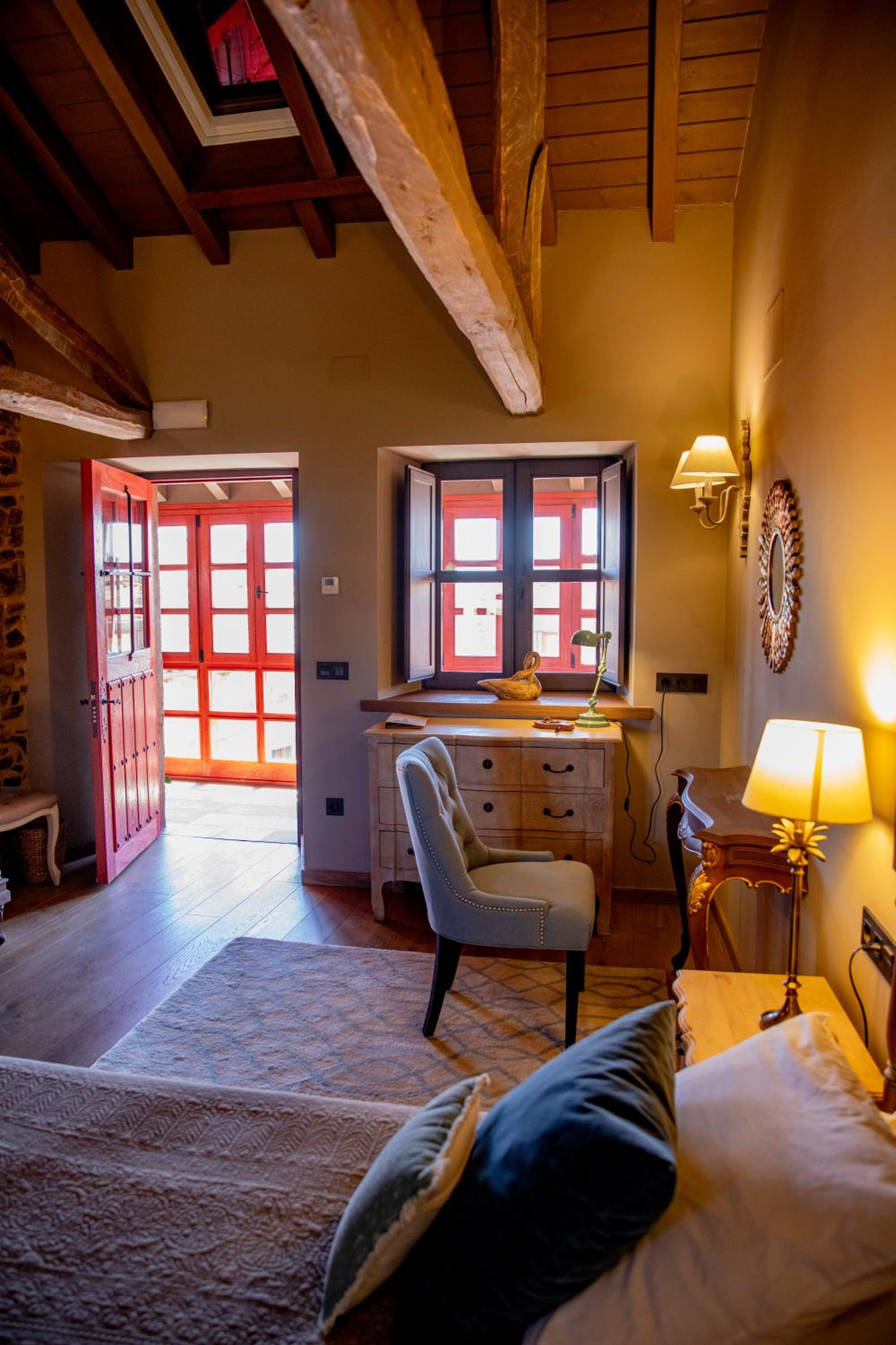 Double Room with Private Bathroom - Photo 2