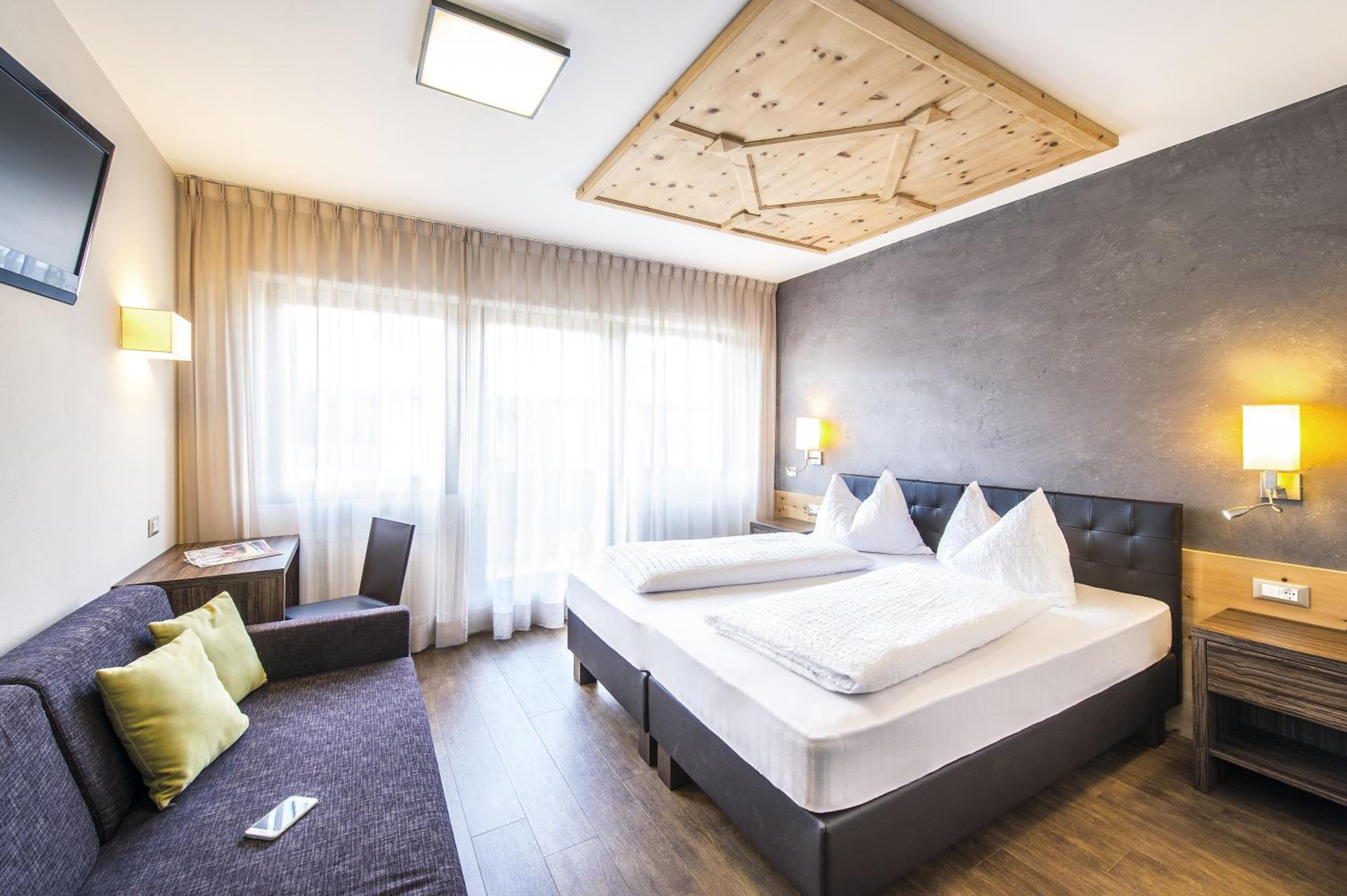 Double or Twin Room with Balcony - Photo 12