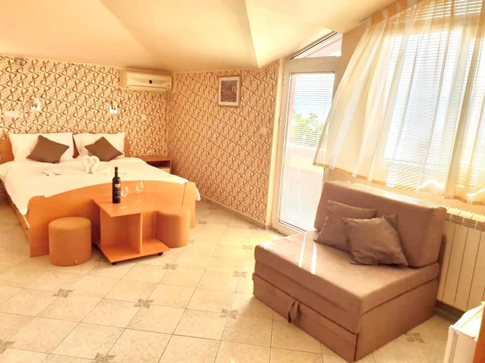 Double Room - Photo 12