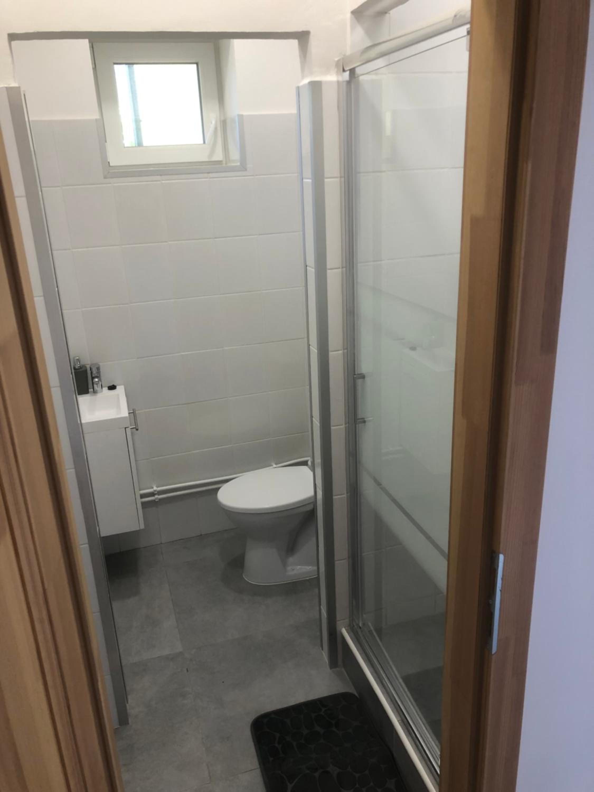 Apartment With Shared Bathroom photo 2