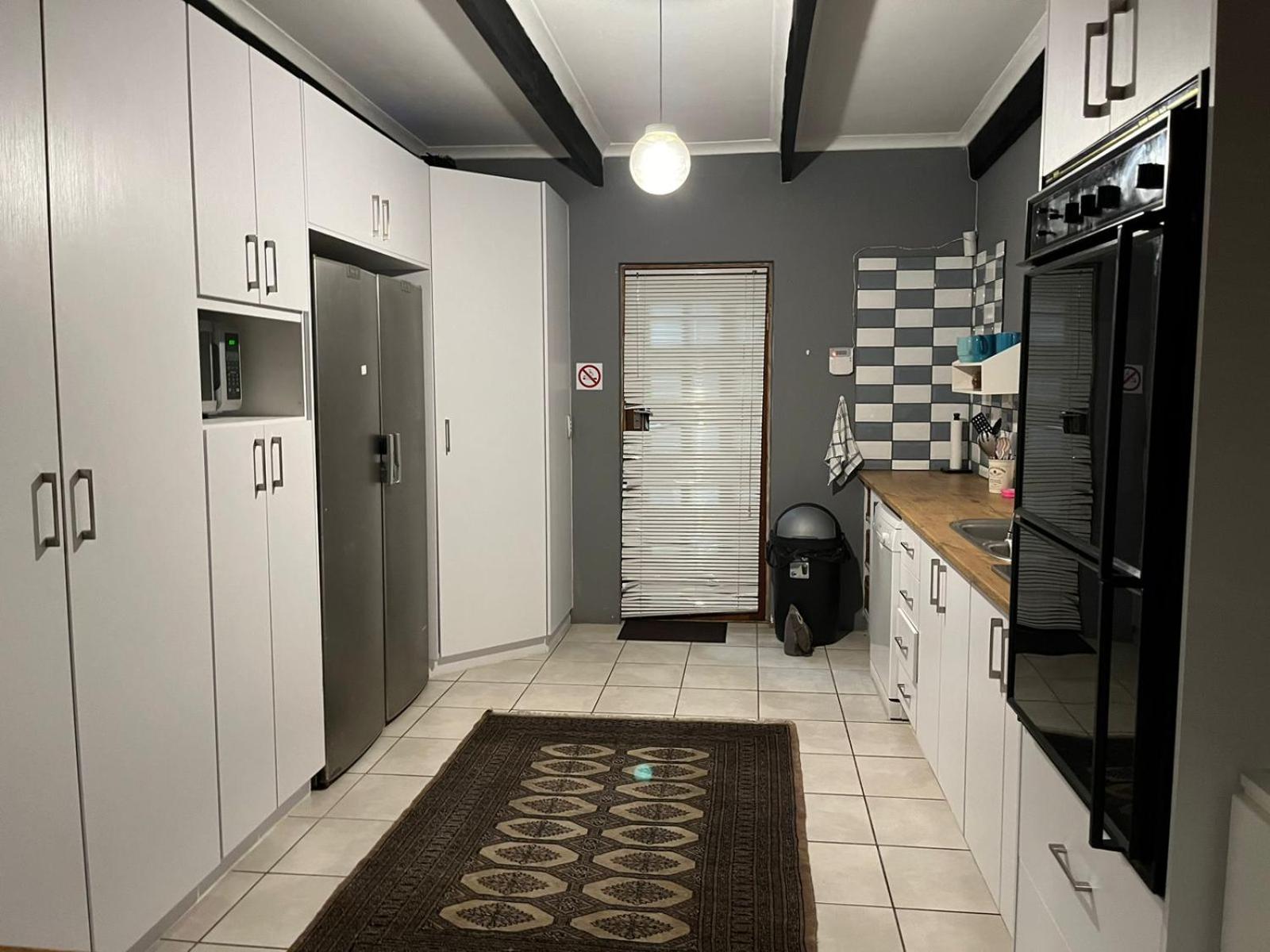 Five-Bedroom House - Photo 11