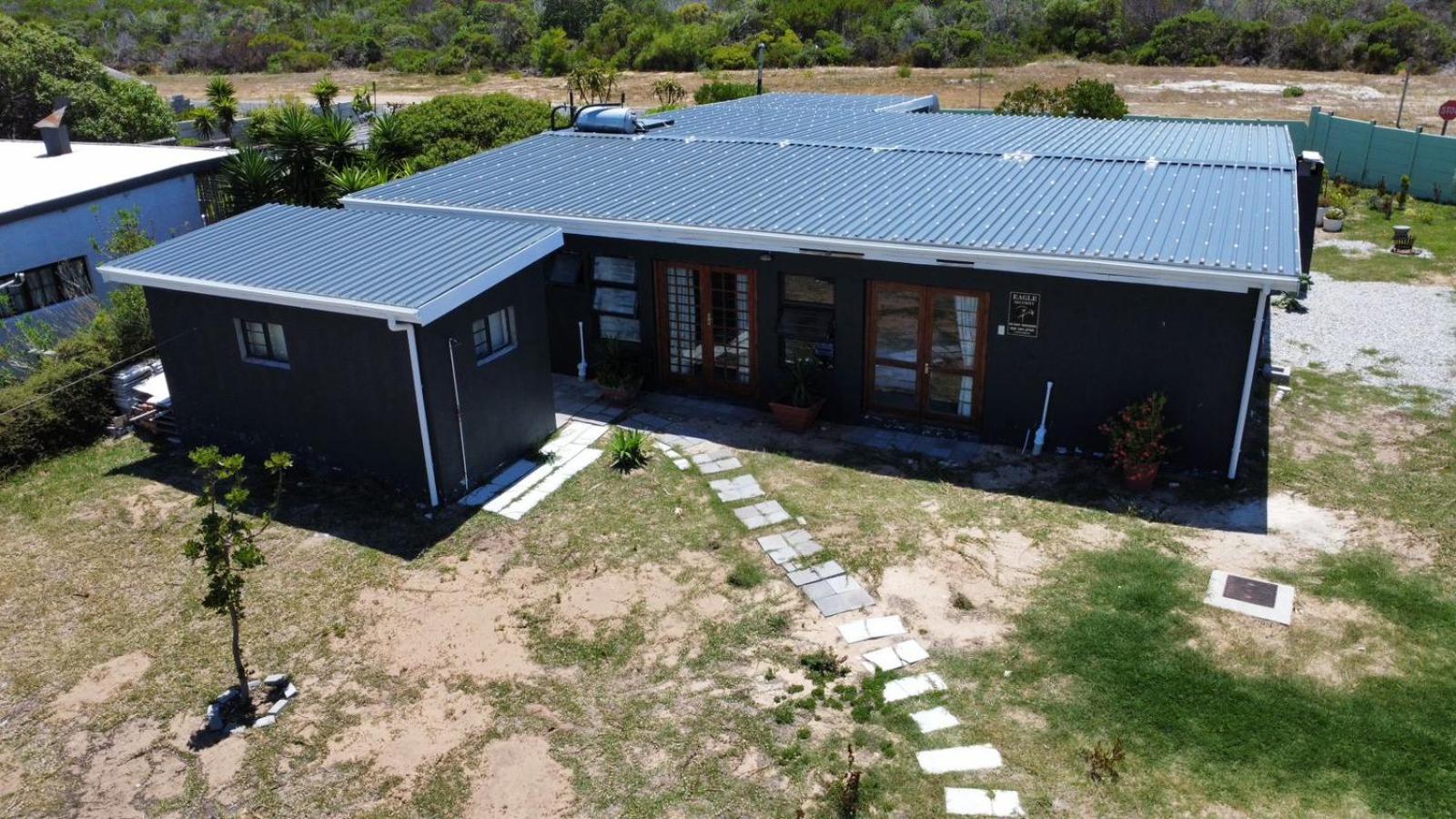 Five-Bedroom House - Photo 8