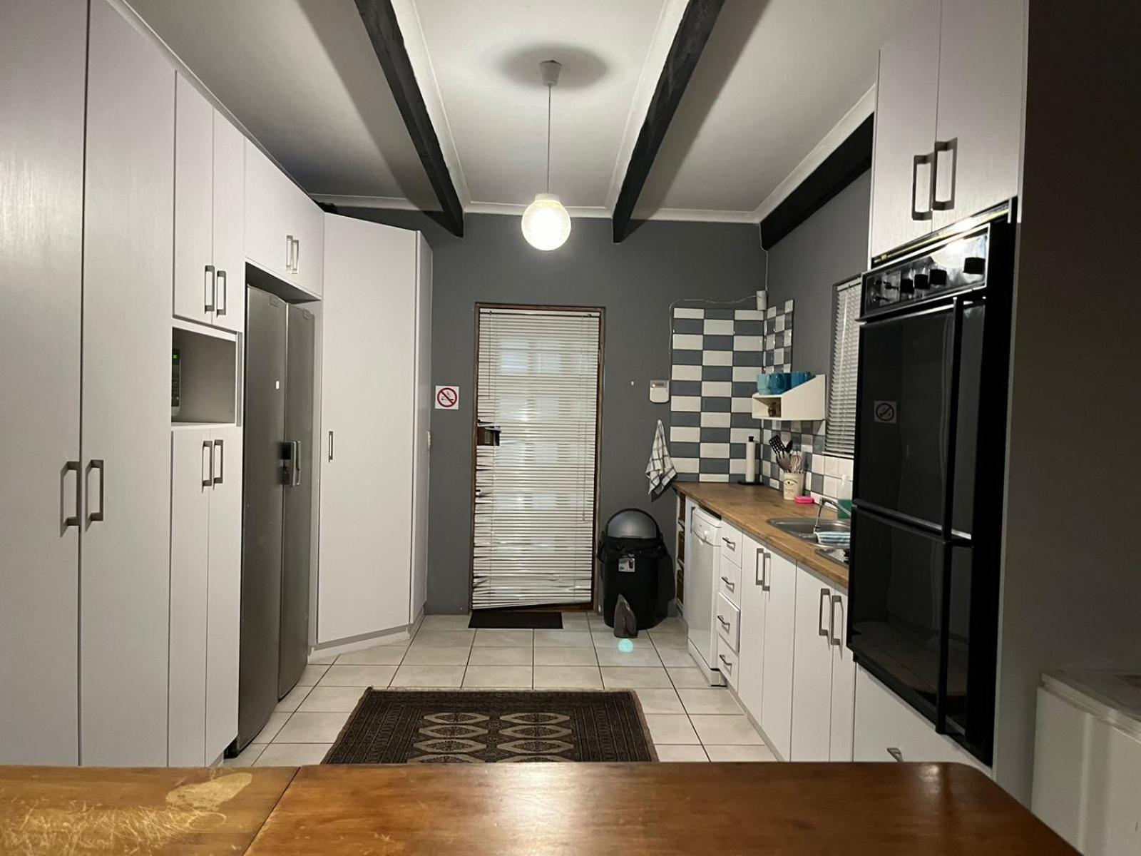 Five-Bedroom House - Photo 6