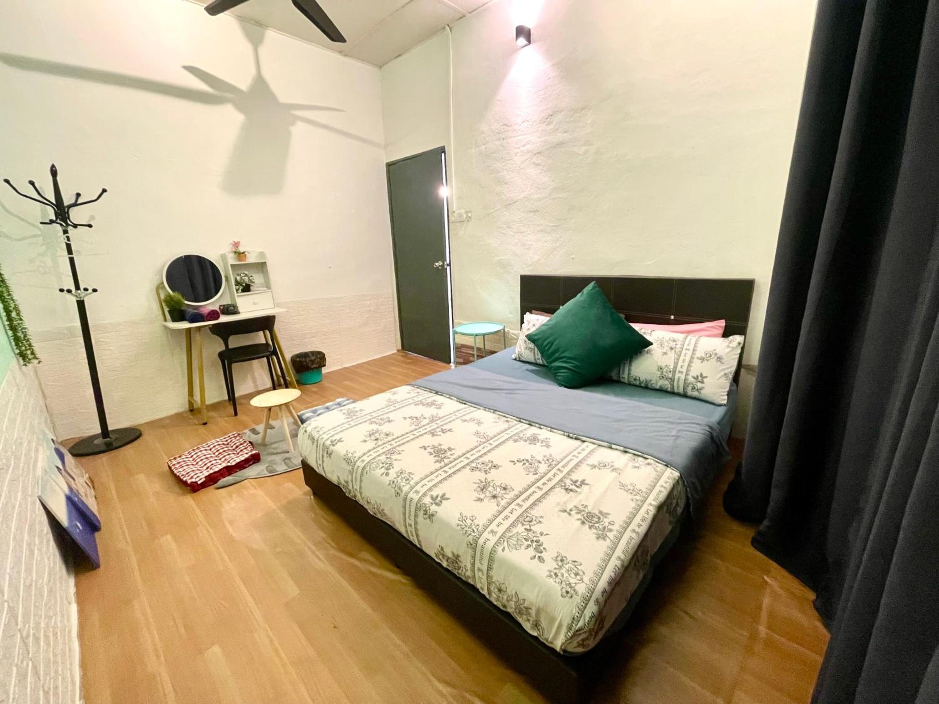 Three-Bedroom House photo 3